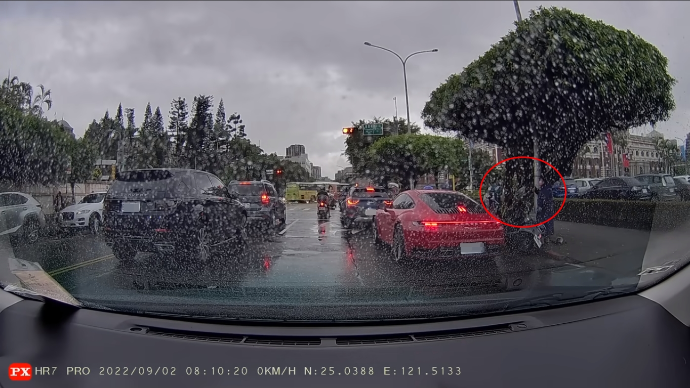 機車騎士遭門撞擊後，下車查看的是一名北一女學生。（翻攝自WoWtchout - 地圖型行車影像分享平台 YouTube）