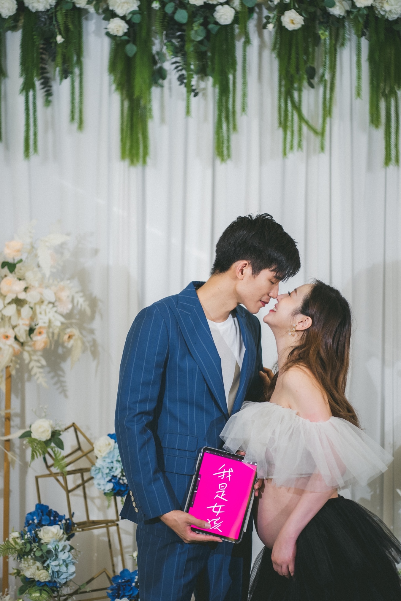 蔡允潔寶寶性別派對，好鄰居楊昇達、若綺夫婦到場祝賀。（Playground婚禮婚紗攝影提供）