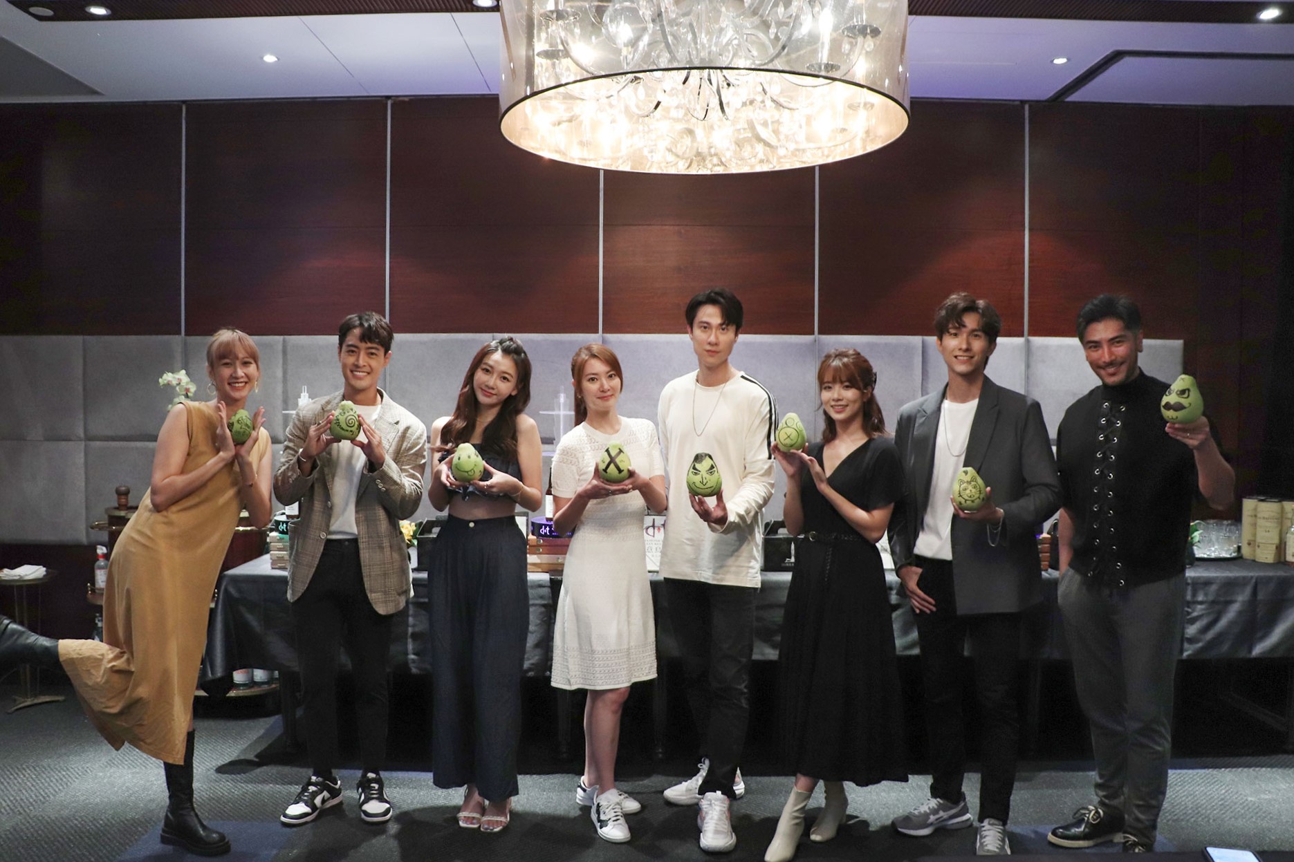 《台灣X檔案》演員群劉書宏、楊雅筑、朱宇謀、王上菲、張瀚元、林芷芸、羅平、鄭亞等趁拍戲空檔直播和粉絲提前歡度中秋。(中視提供)