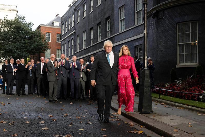 英國首相強生與妻子凱莉一同步出唐寧街10號。(取自Number 10 flickr)