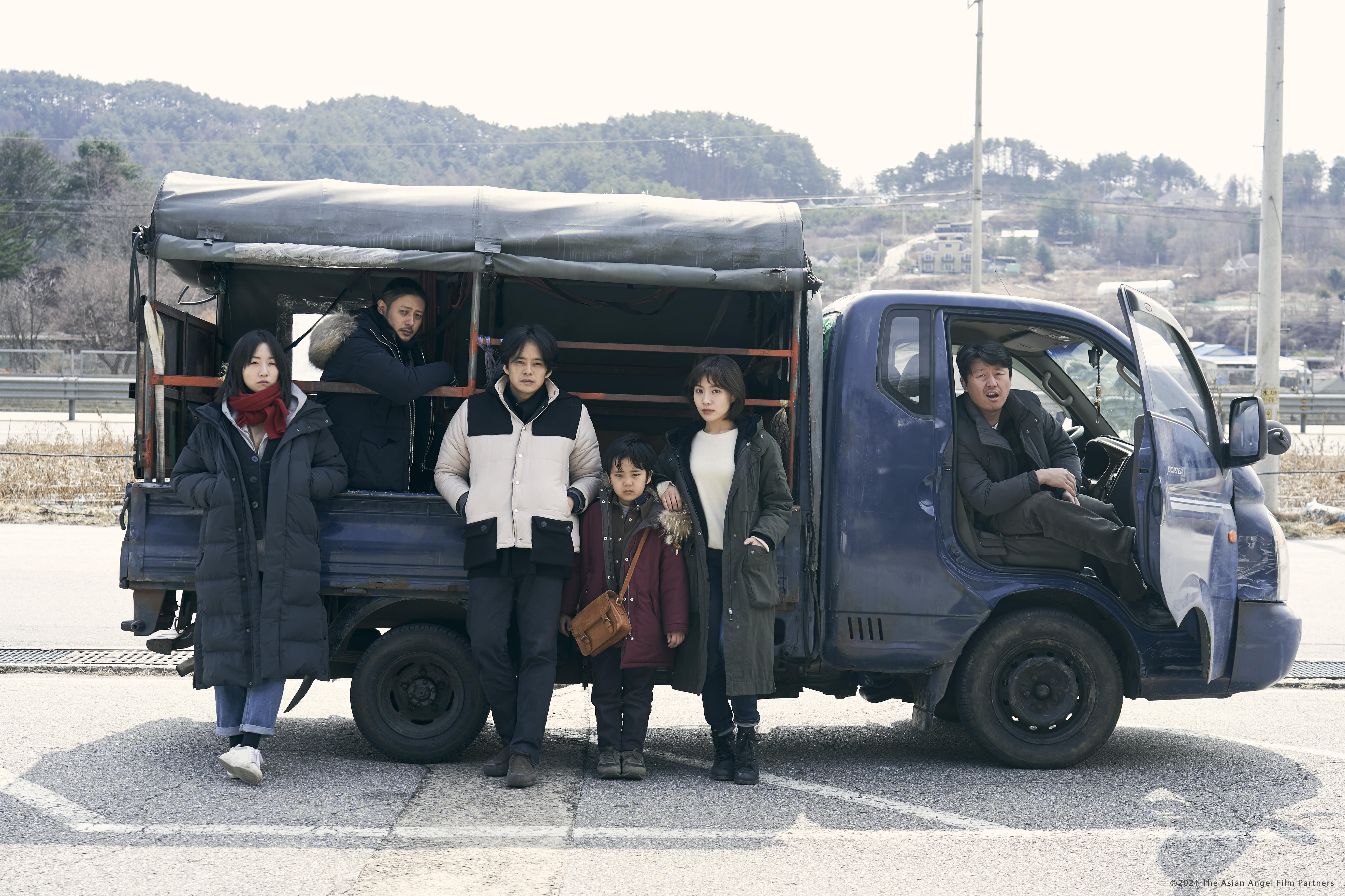 《天使情緣》集結日韓實力派演員飆戲，包含小田切讓（左2）、池松壯亮（左3）以及韓國影后崔嬉序（右2）。（高雄電影節提供）