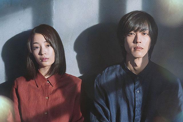 松坂桃李(右)和廣瀨鈴主演的話題作品《流浪之月》將在高雄電影節登場。(高雄電影節提供)