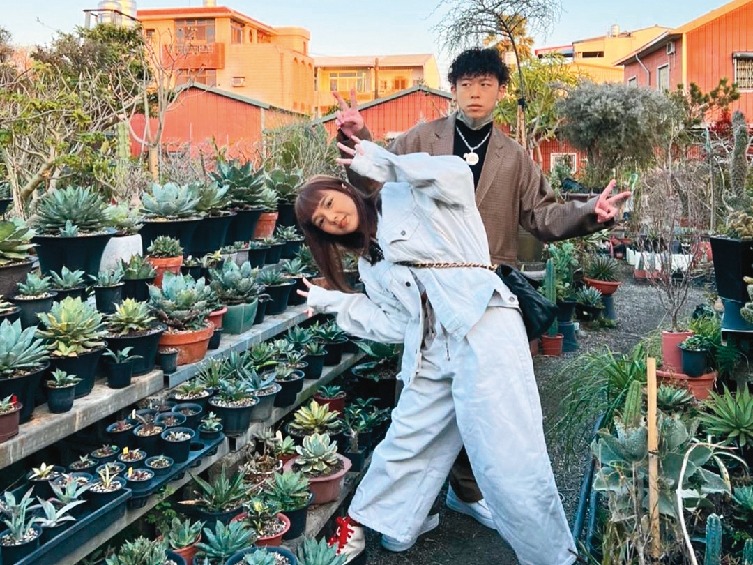 健志（後）原本沒給被拍到過夜的化妝師Mia（前）名份，但在今年終於大方承認交往中。（翻攝自健志IG）