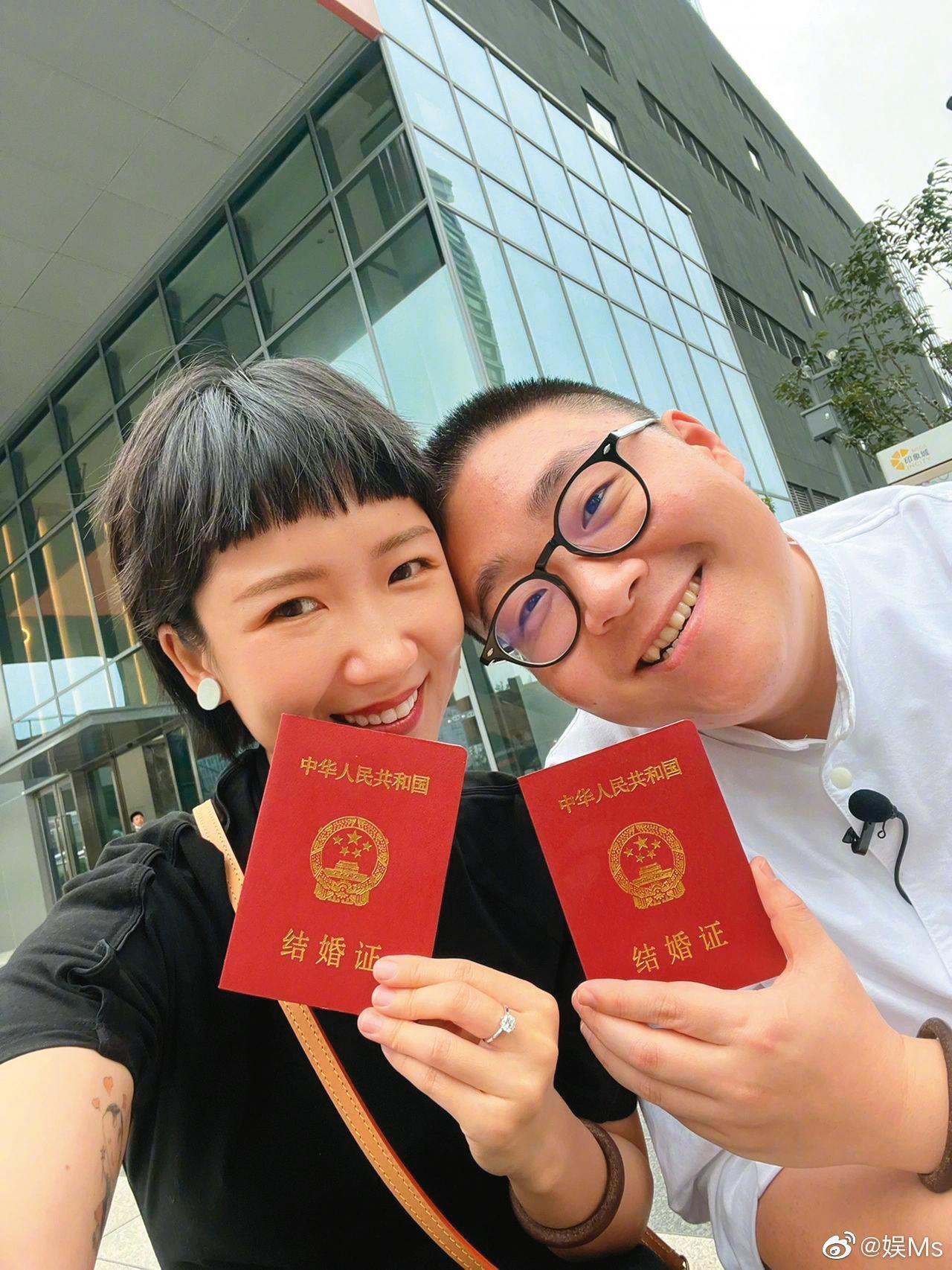 郝劭文(翻攝自)與成為單親媽媽的化妝師林寧瑞(左)因在劇組工作進而交往結婚。(翻攝自郝劭文微博)