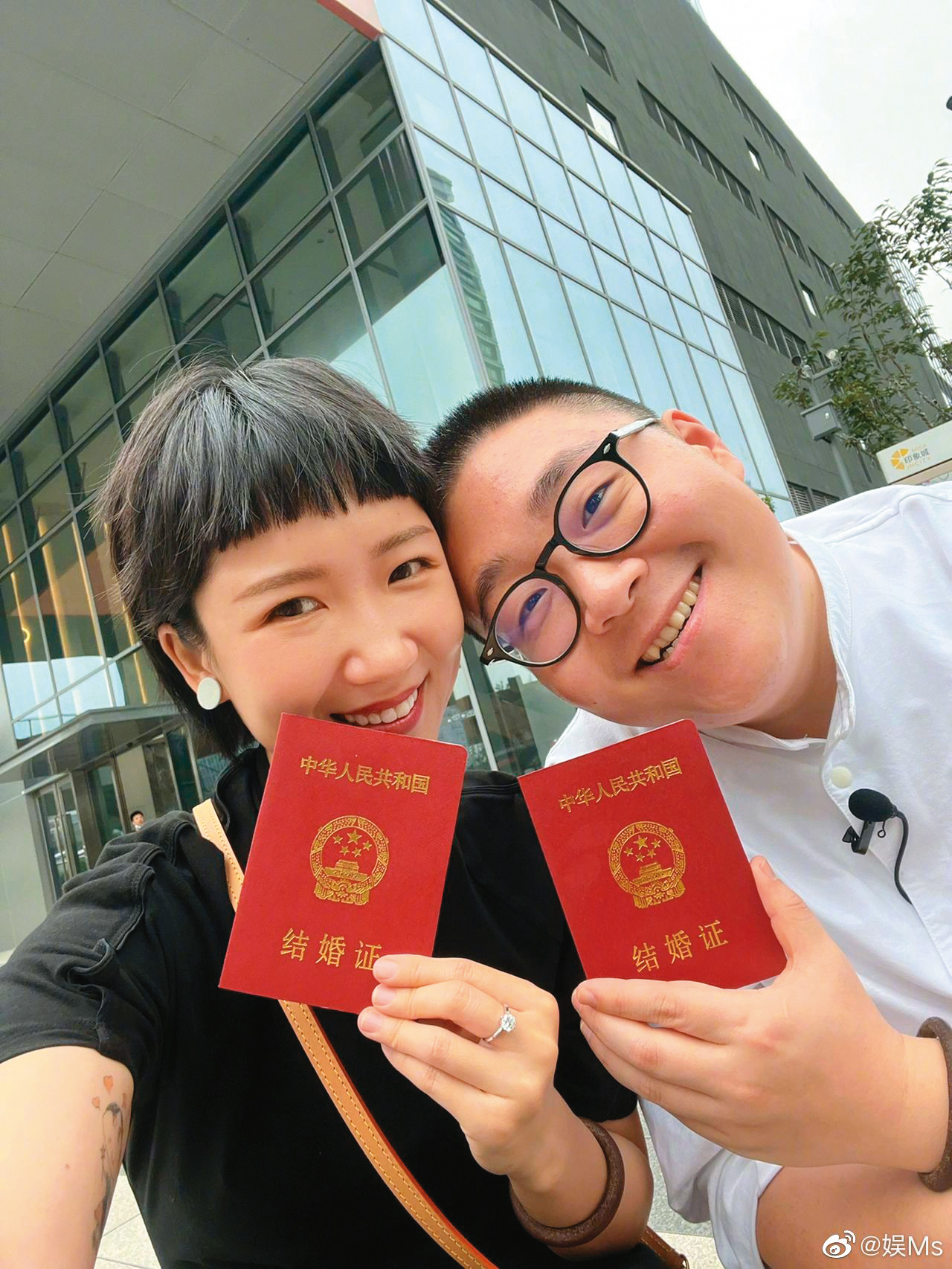 郝劭文（翻攝自）與成為單親媽媽的化妝師林寧瑞（左）因在劇組工作進而交往結婚。（翻攝自郝劭文微博）