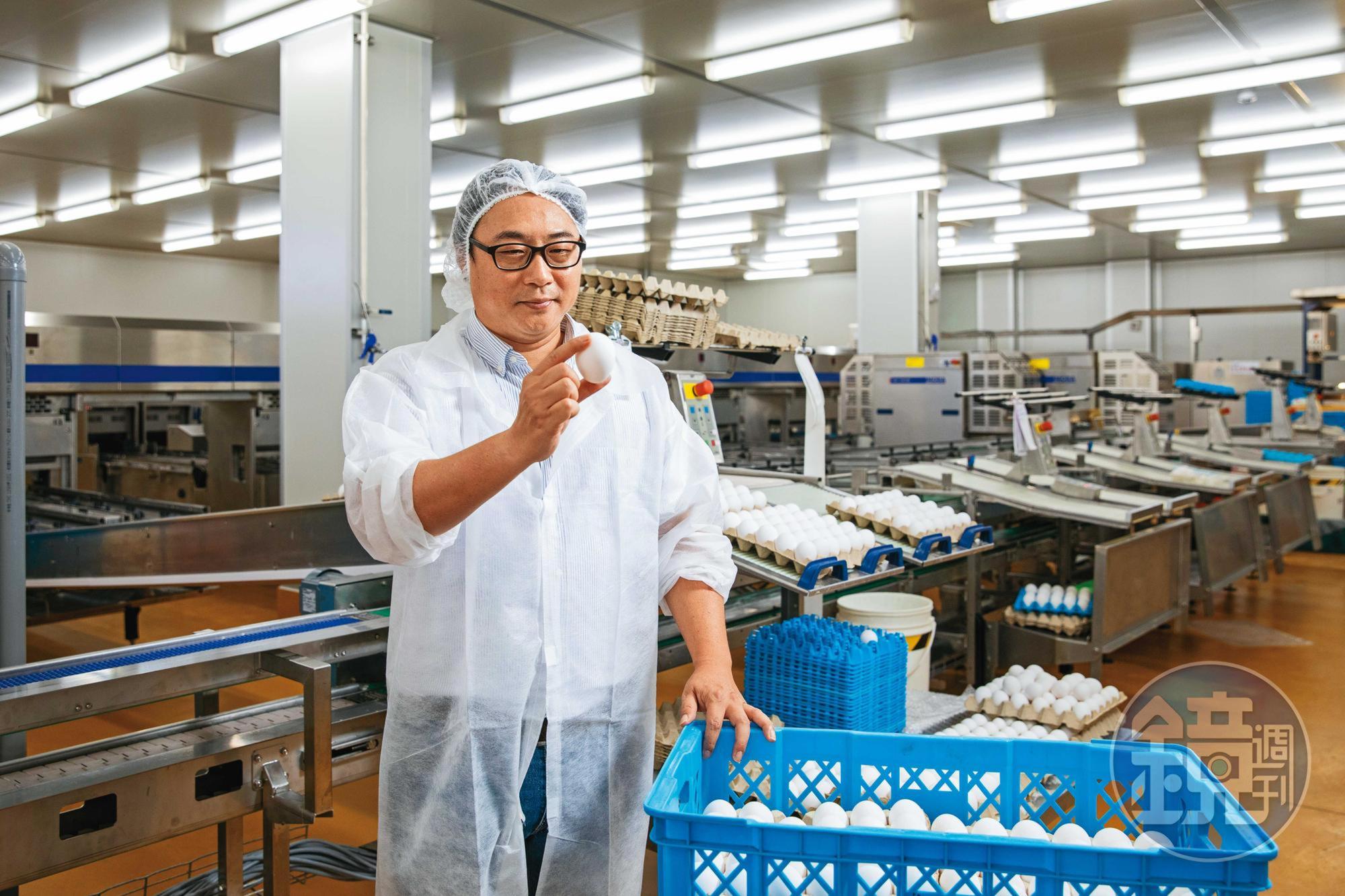 陳昭延將1顆8元的蛋賣到去年營收9.2億元,主要供給超商雙雄茶葉蛋蛋源,受封超商蛋王。