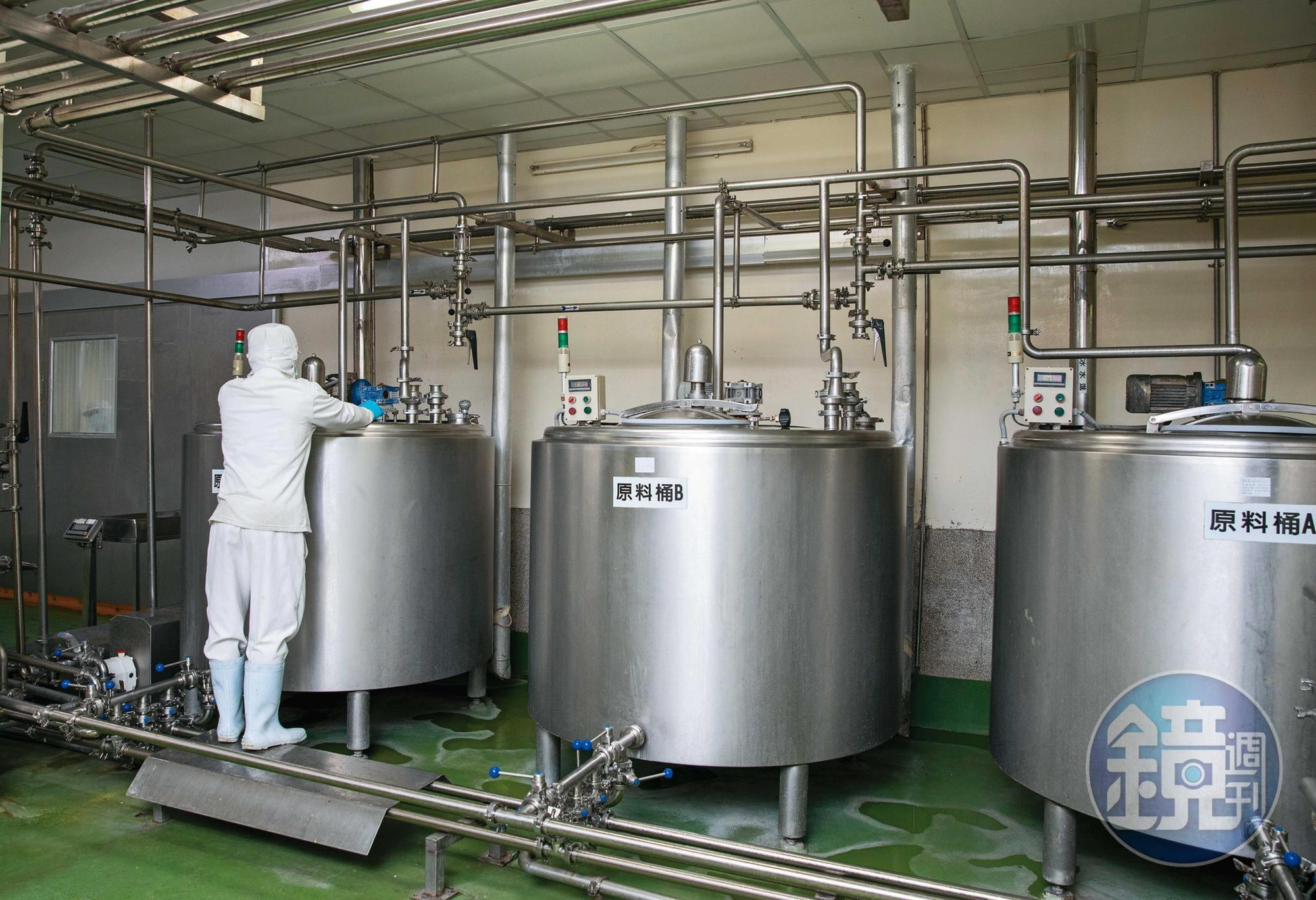 液體蛋可依客戶需求,在不同原料桶內客製化蛋黃混合蛋白的比例。