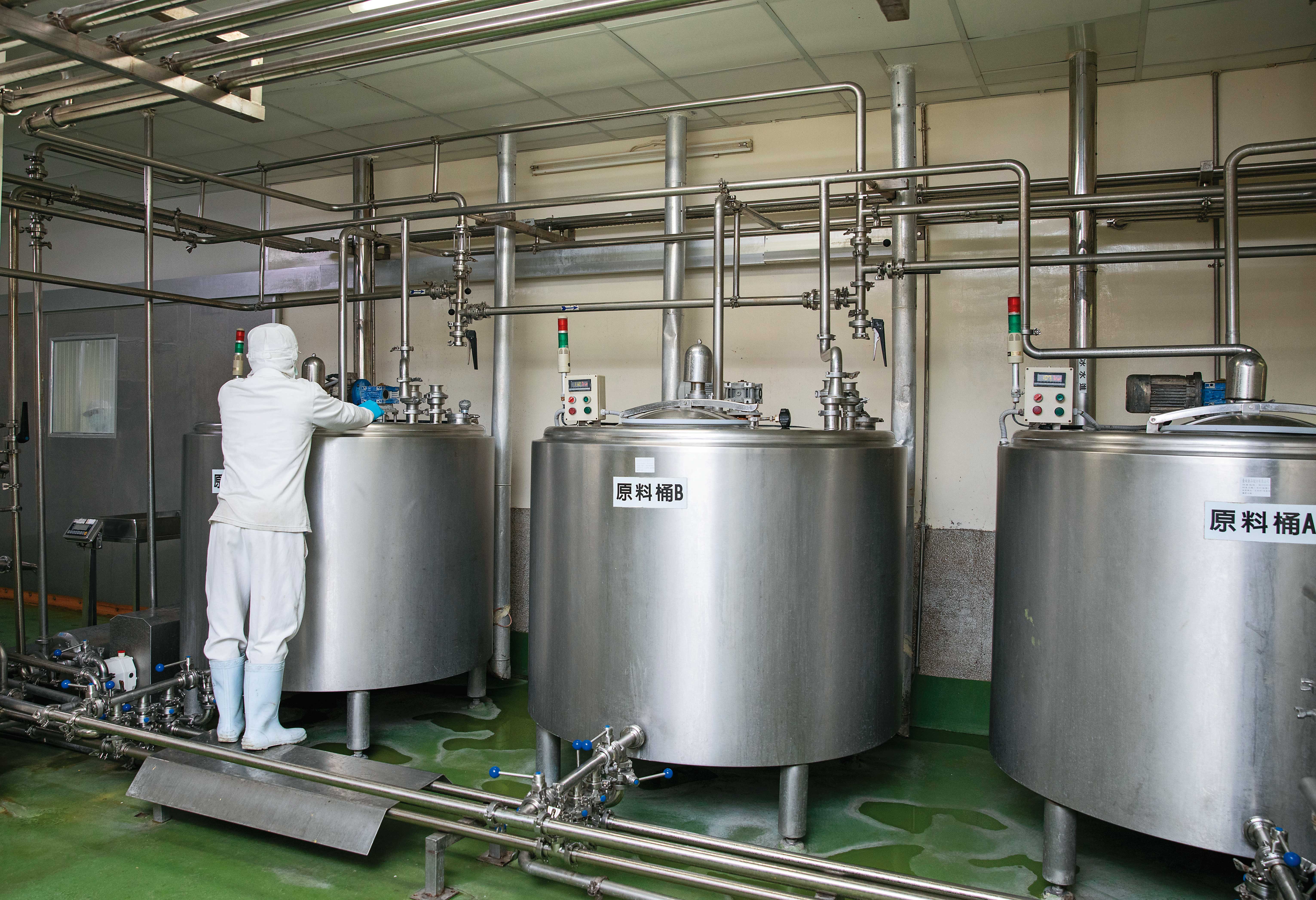 液體蛋可依客戶需求，在不同原料桶內客製化蛋黃混合蛋白的比例。