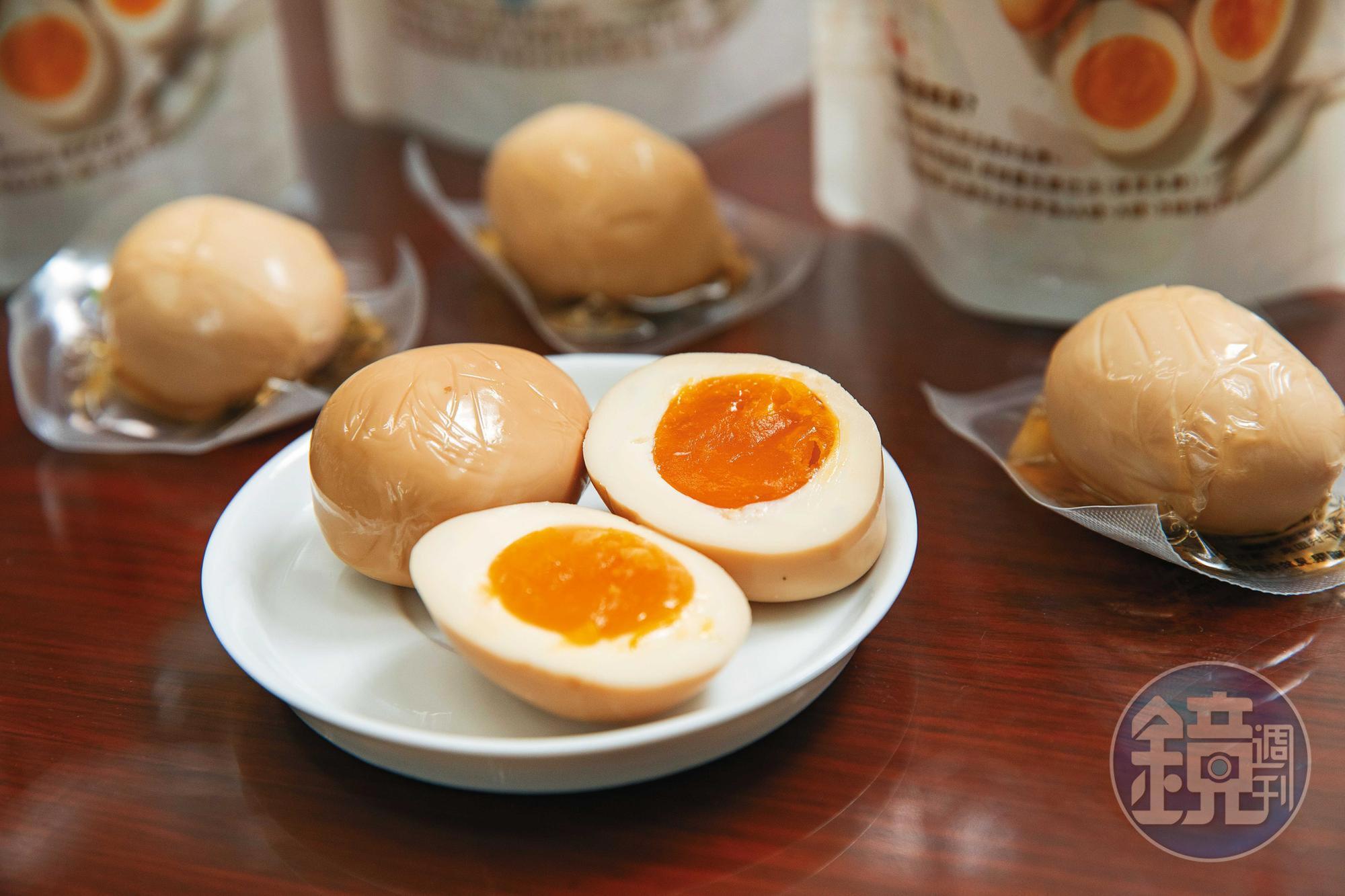 溏心蛋製作難度高,是蛋類熟食中利潤最高的產品,台南蛋品以自有品牌「卵食堂」販售。(110元/5入)