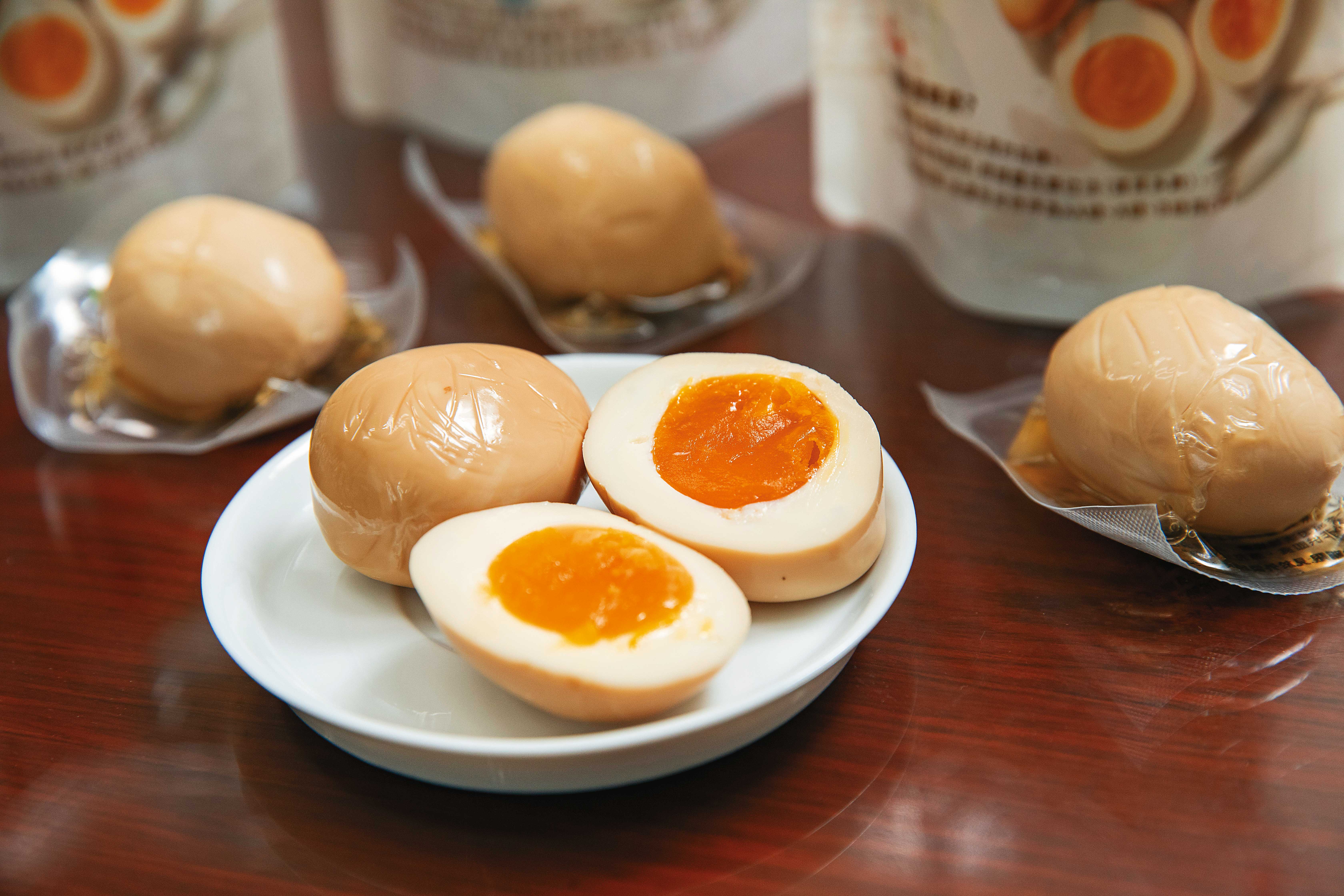 溏心蛋製作難度高，是蛋類熟食中利潤最高的產品，台南蛋品以自有品牌「卵食堂」販售。（110元／5入）