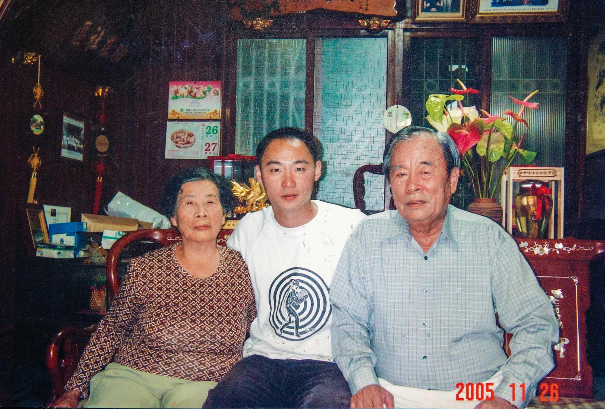 陳昭延(中)是爺爺陳得受(右)最小的孫子,爺孫感情一直很緊密。(陳昭延提供)