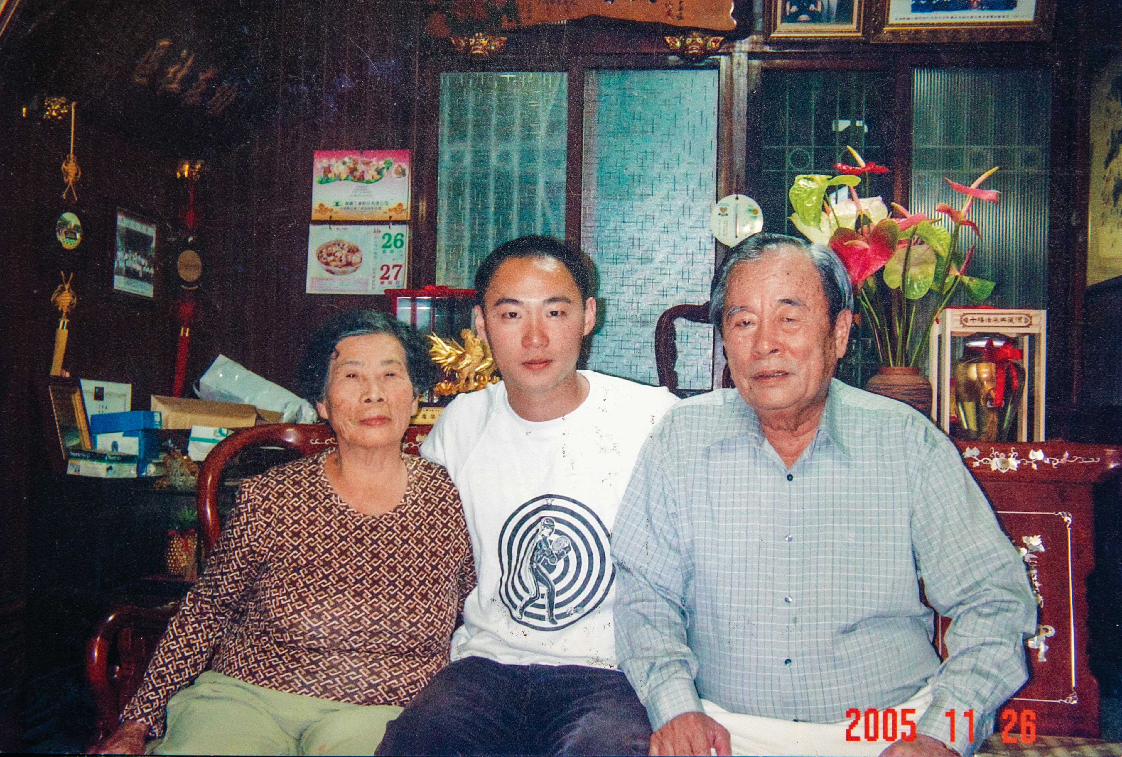 陳昭延（中）是爺爺陳得受（右）最小的孫子，爺孫感情一直很緊密。（陳昭延提供）