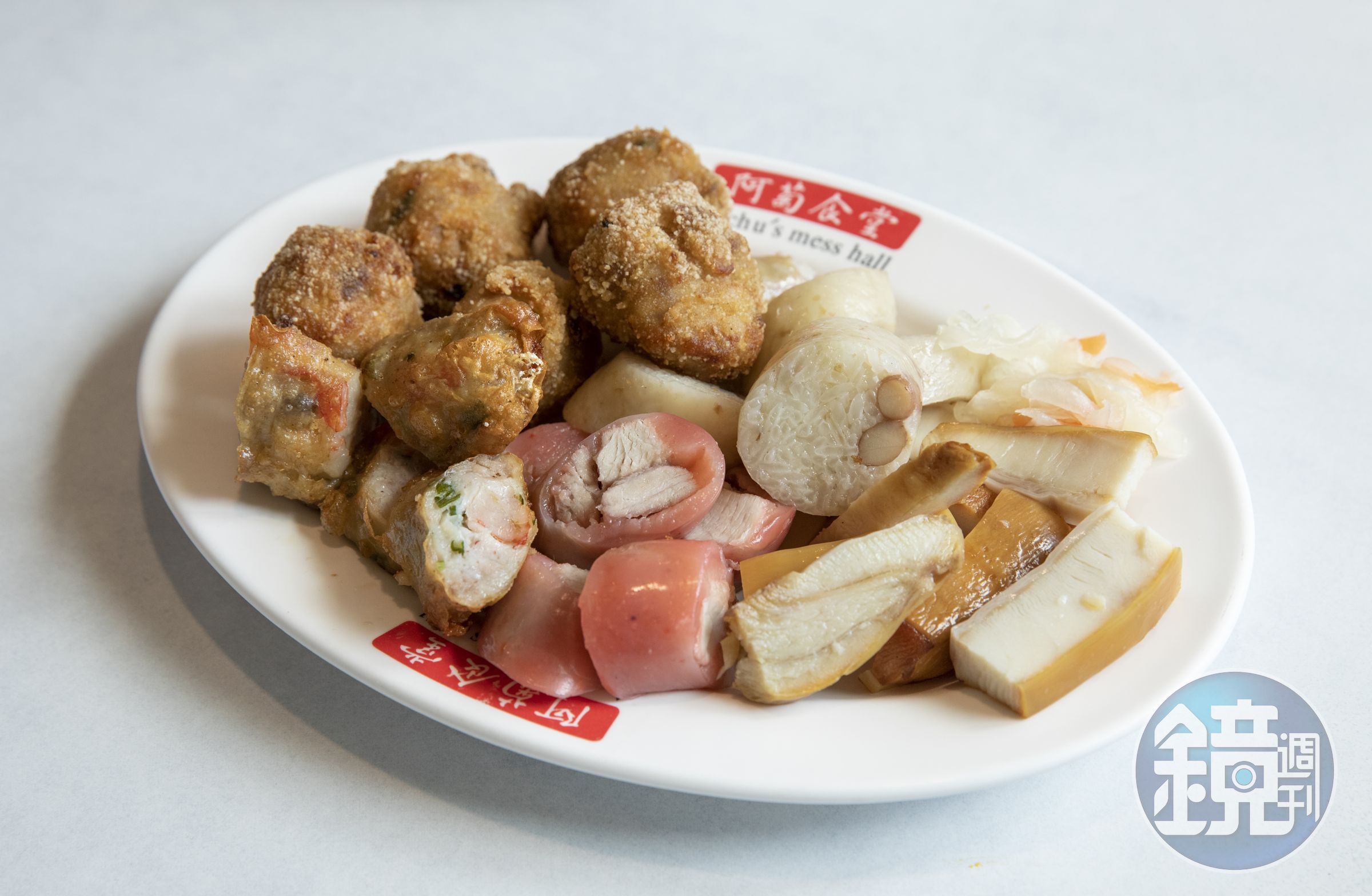 阿菊食堂以黑白切起家，招牌的粉腸、炸肉丸、和糯米腸至今仍為老闆當天製作。