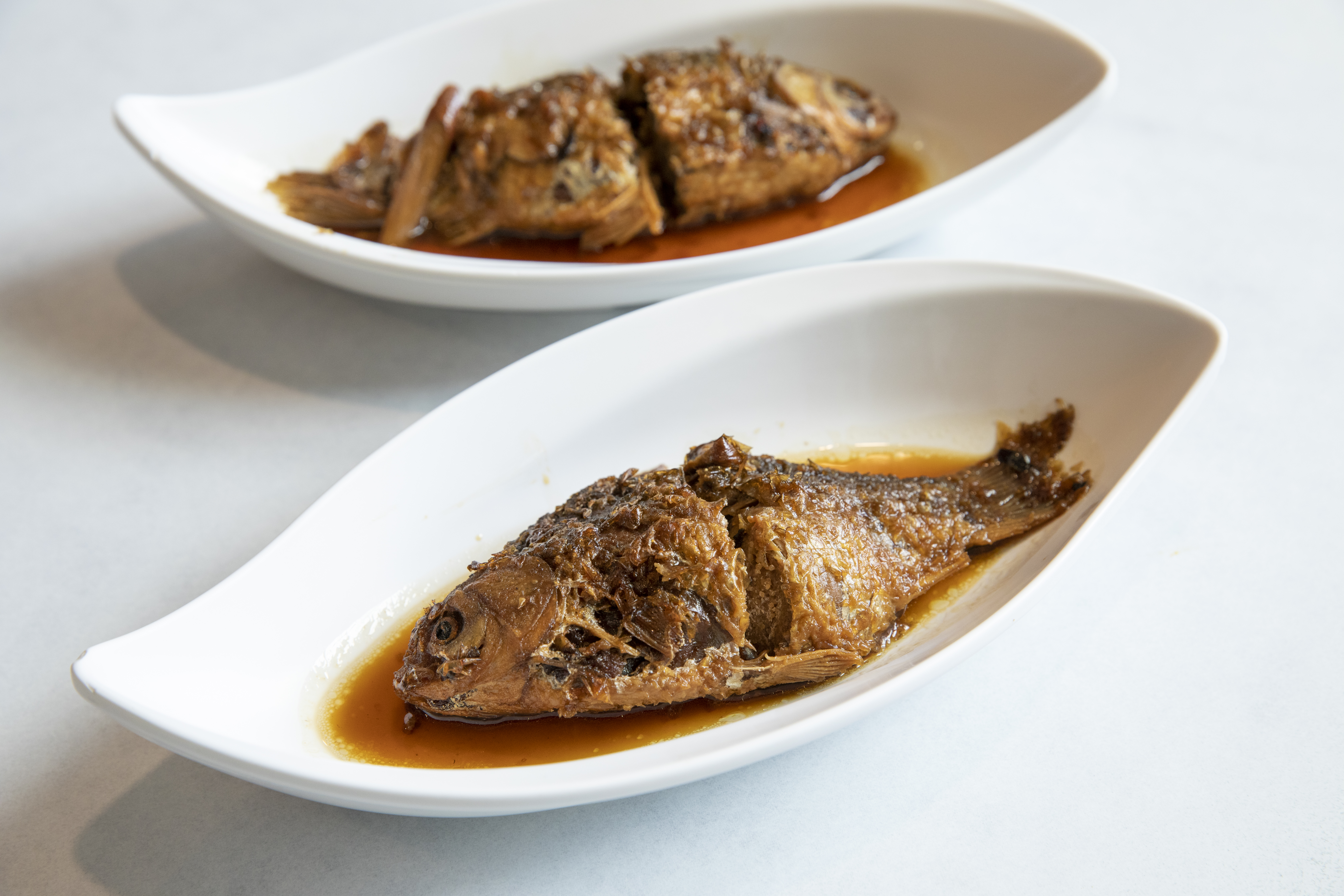 魚卵飽滿的蔥燒鯽魚連魚刺都燒得極軟，老人小孩都可食用。（30元／兩）