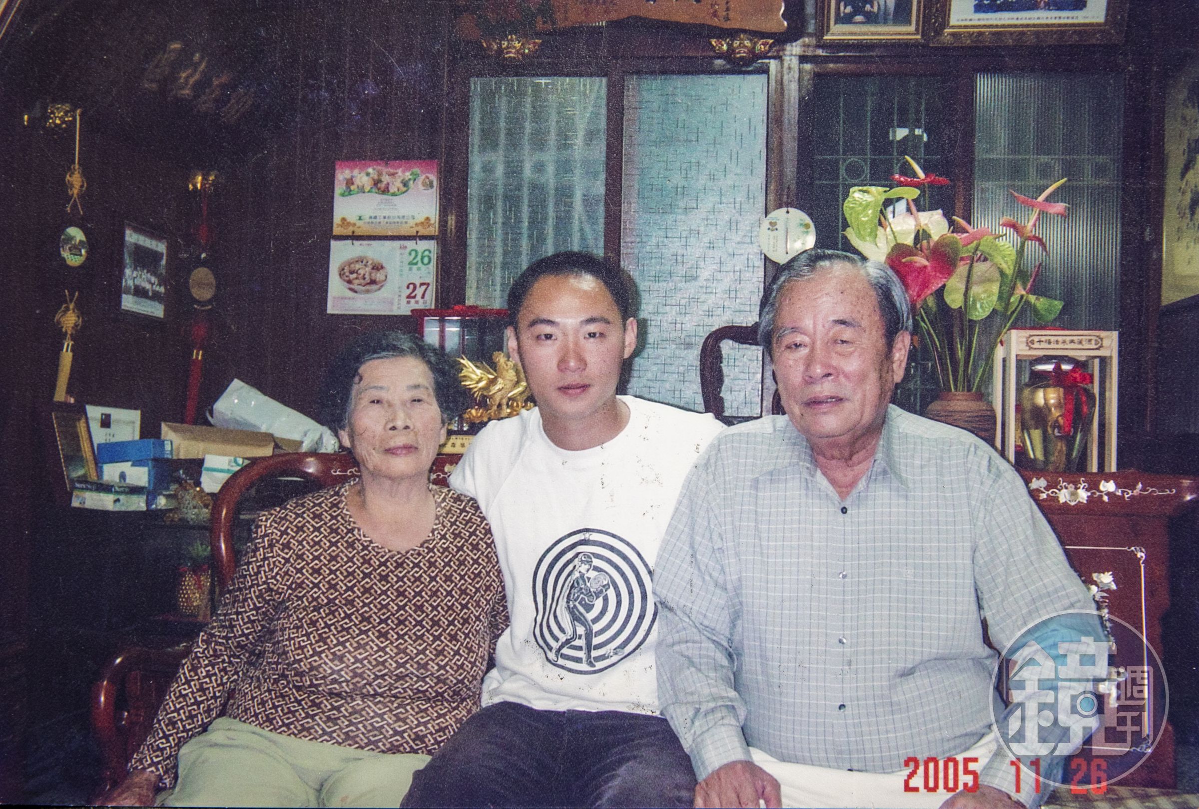 陳昭延（中）是爺爺陳得受（右）最小的孫子，爺孫感情一直很緊密。（陳昭延提供）