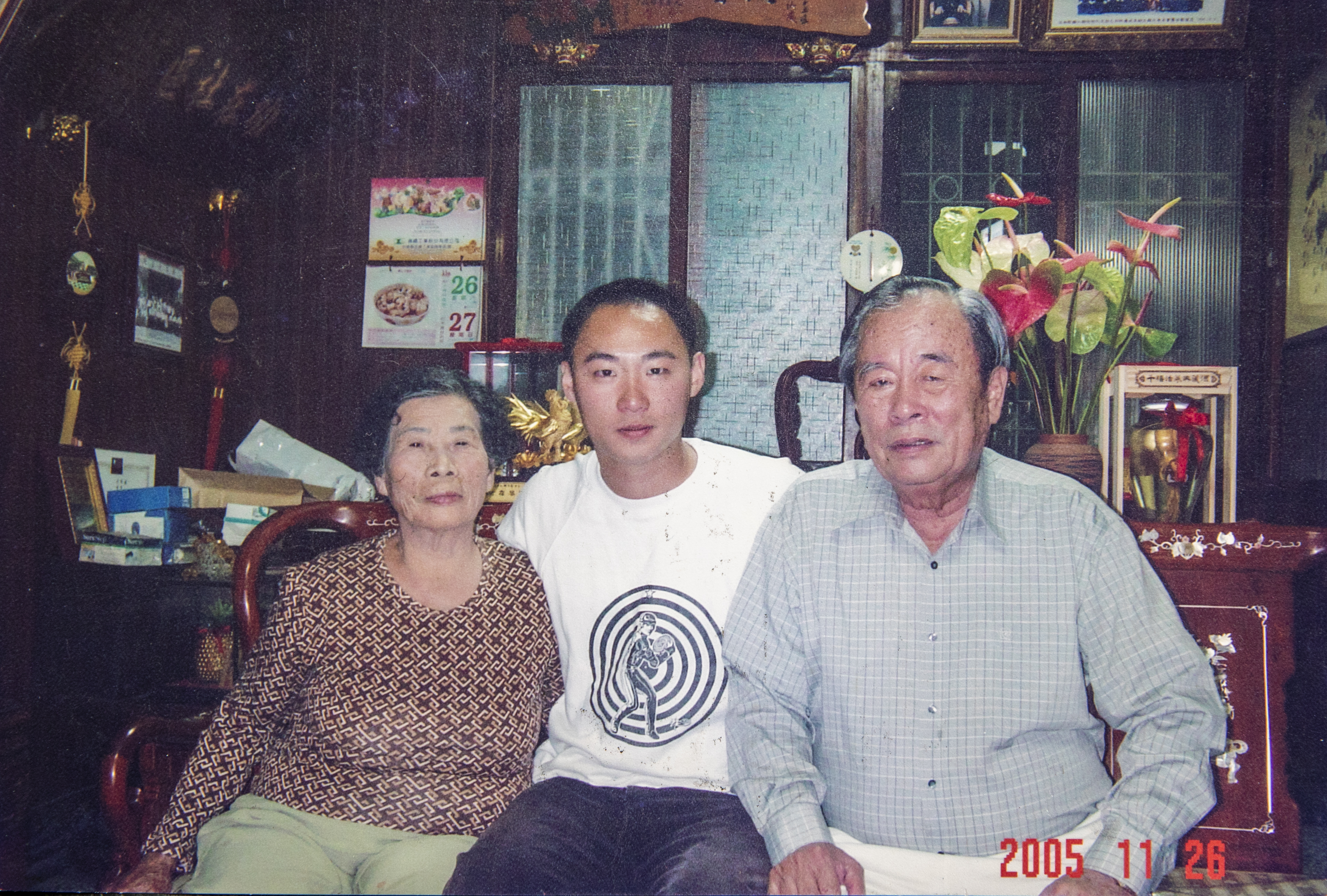 陳昭延（中）是爺爺陳得受（右）最小的孫子，爺孫感情一直很緊密。（陳昭延提供）
