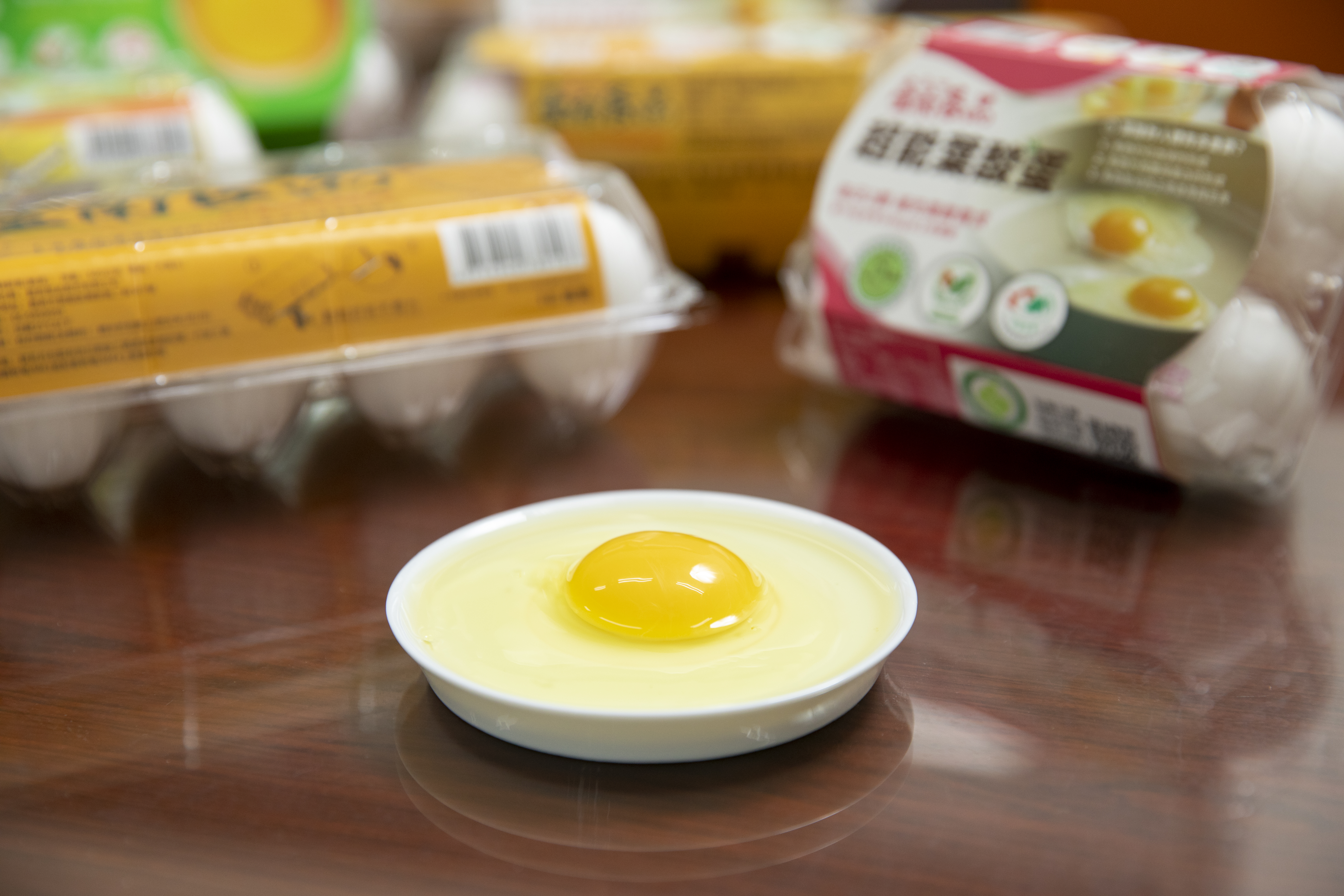 台南蛋品的雞蛋蛋黃挺立不易散，蛋黃旁圍著一圈較濃稠的蛋白，代表新鮮。