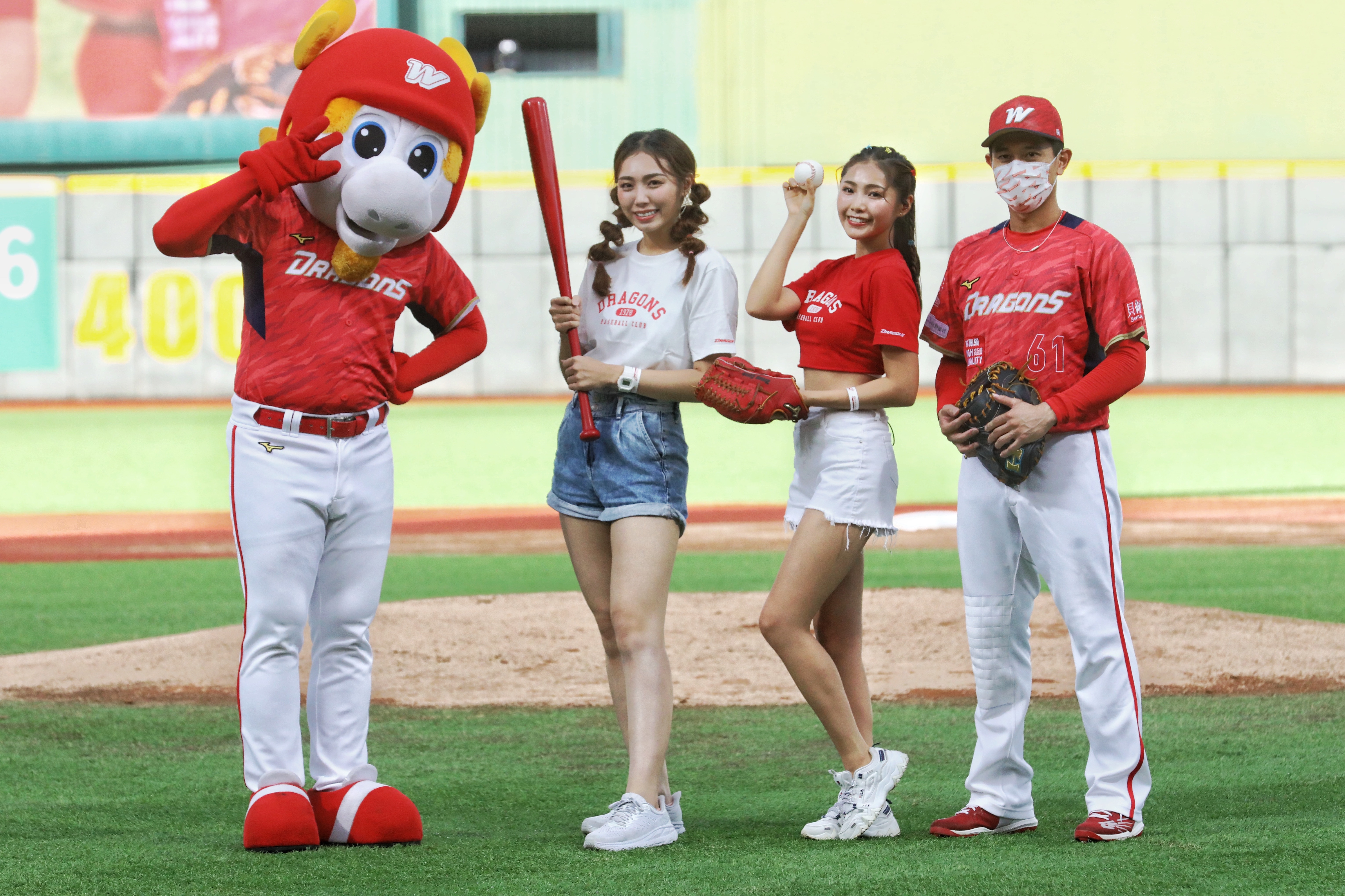 楊淨宇、劉恬君爲職棒開唱,相當興奮。(17Live提供)