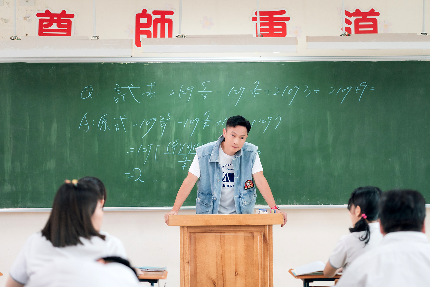 謝祖武以老師身份重返校園劇。（tvbs提供）