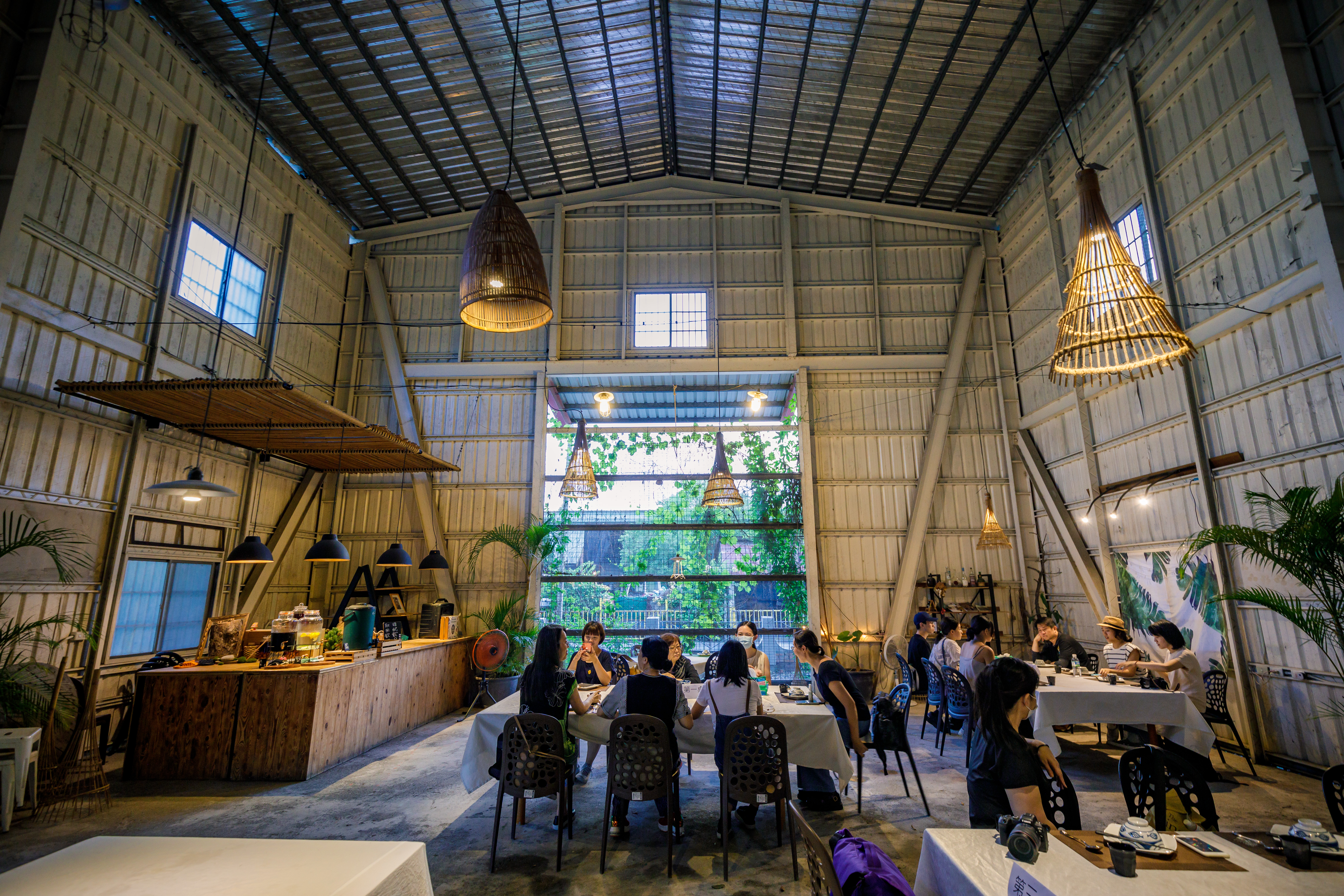 「芭洋Amis美饌」以產地餐桌精神融入部落美學，將廢棄倉庫打造成舒適的用餐空間。