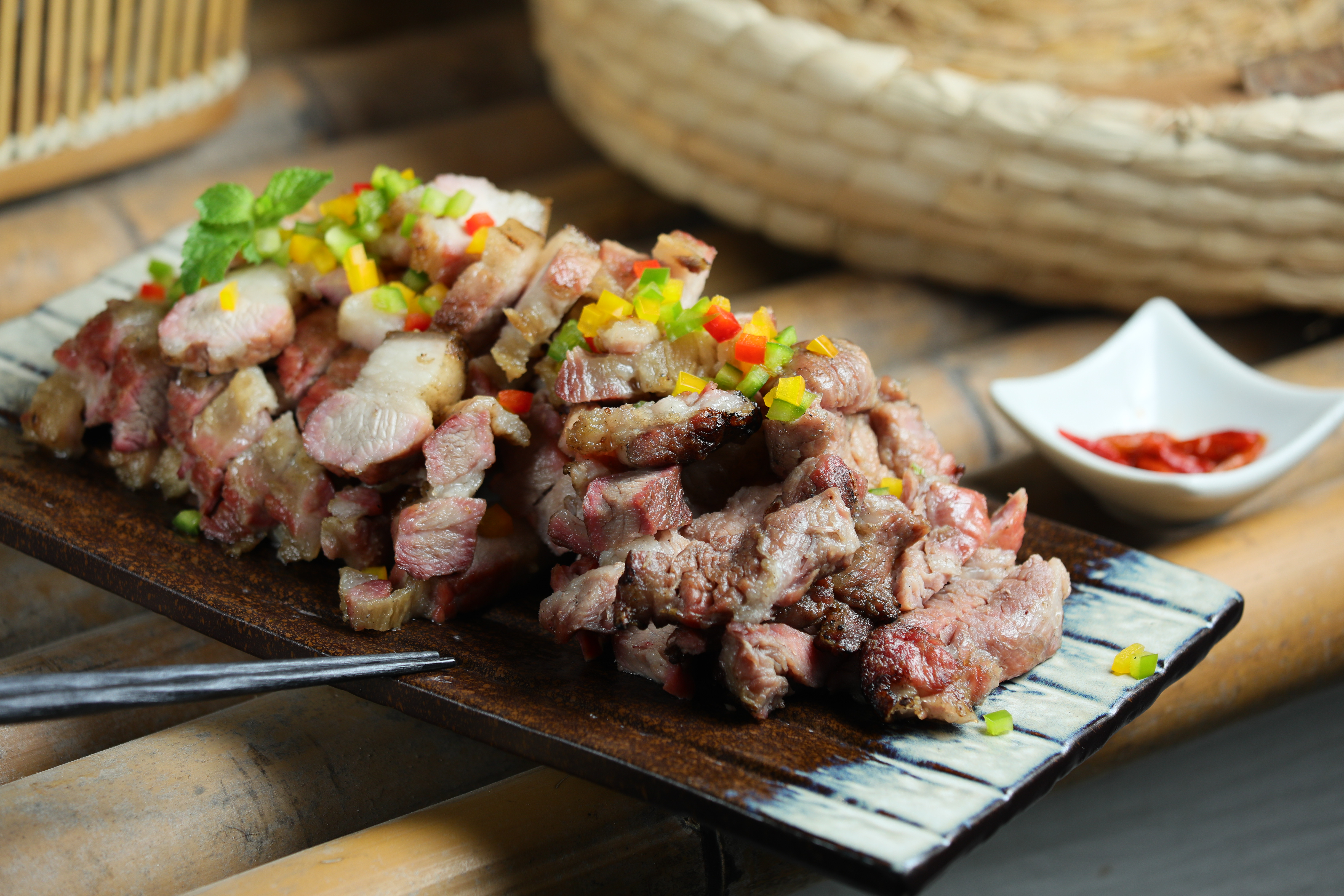 「烈火頭目烤豬肉」是勇士必吃的烤豬肉，外焦內嫩肥美多汁。