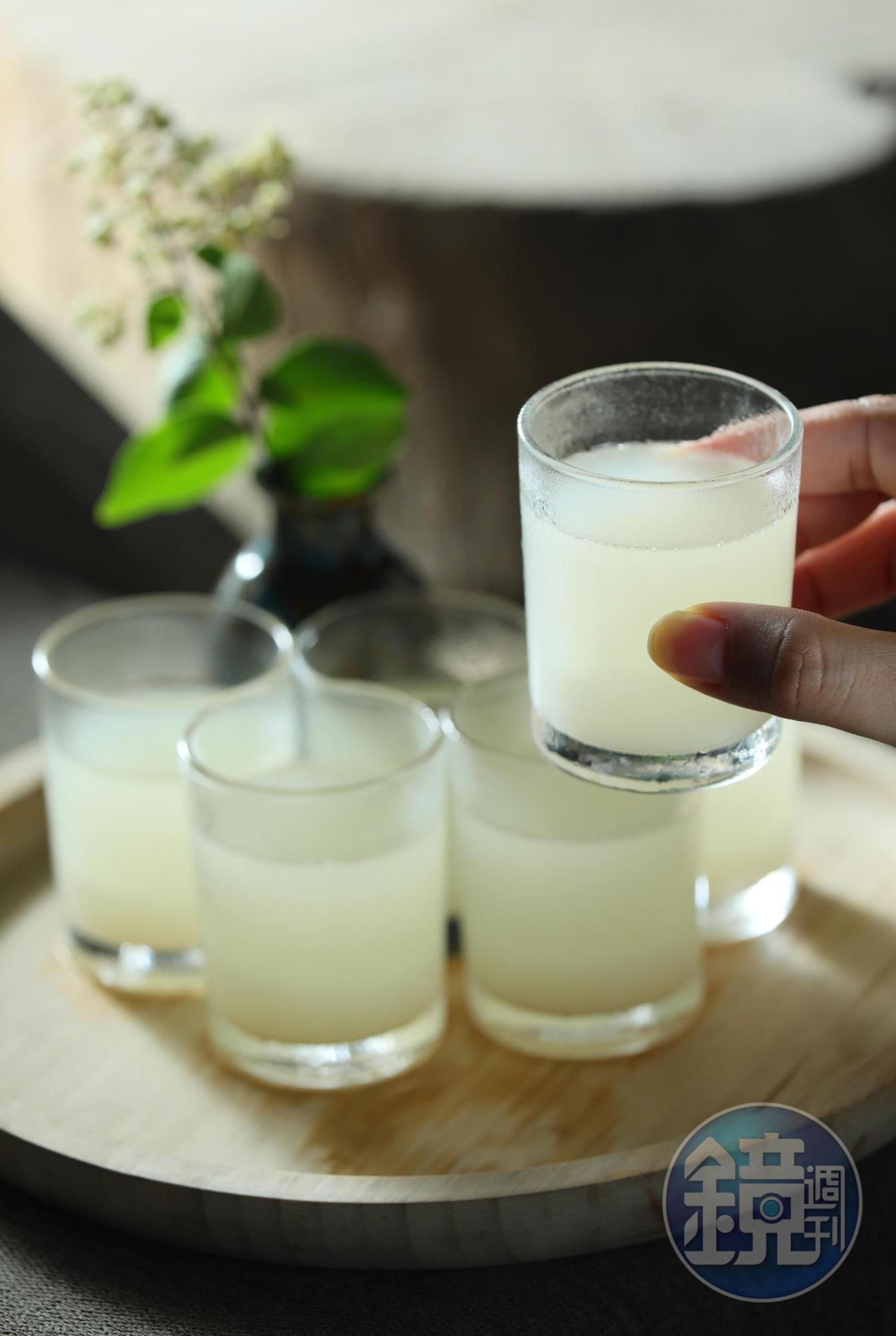 今日上桌的甜酒釀是「少女的微笑」,有時則是釀期更久的「阿嬤的尖叫」。