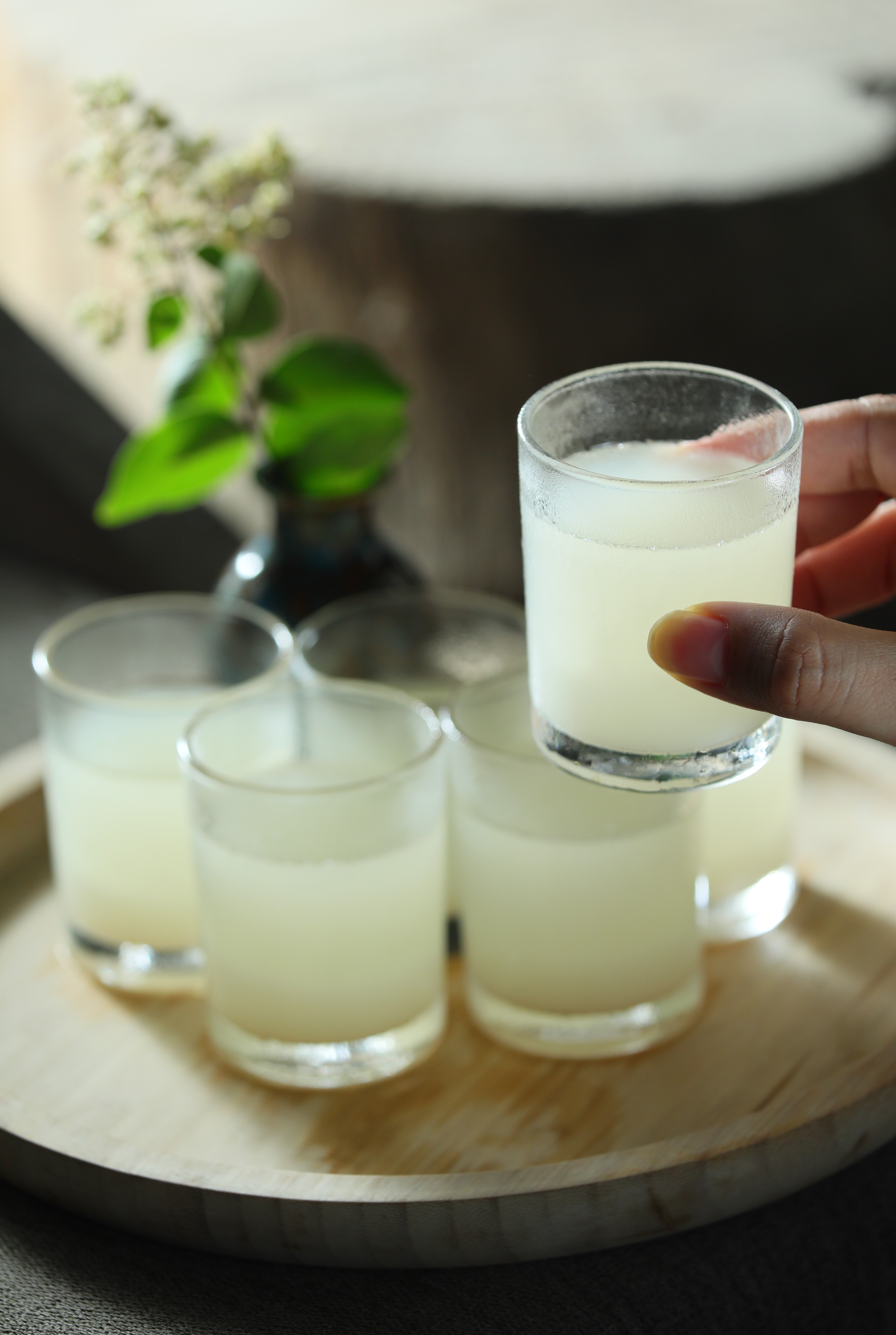 今日上桌的甜酒釀是「少女的微笑」，有時則是釀期更久的「阿嬤的尖叫」。