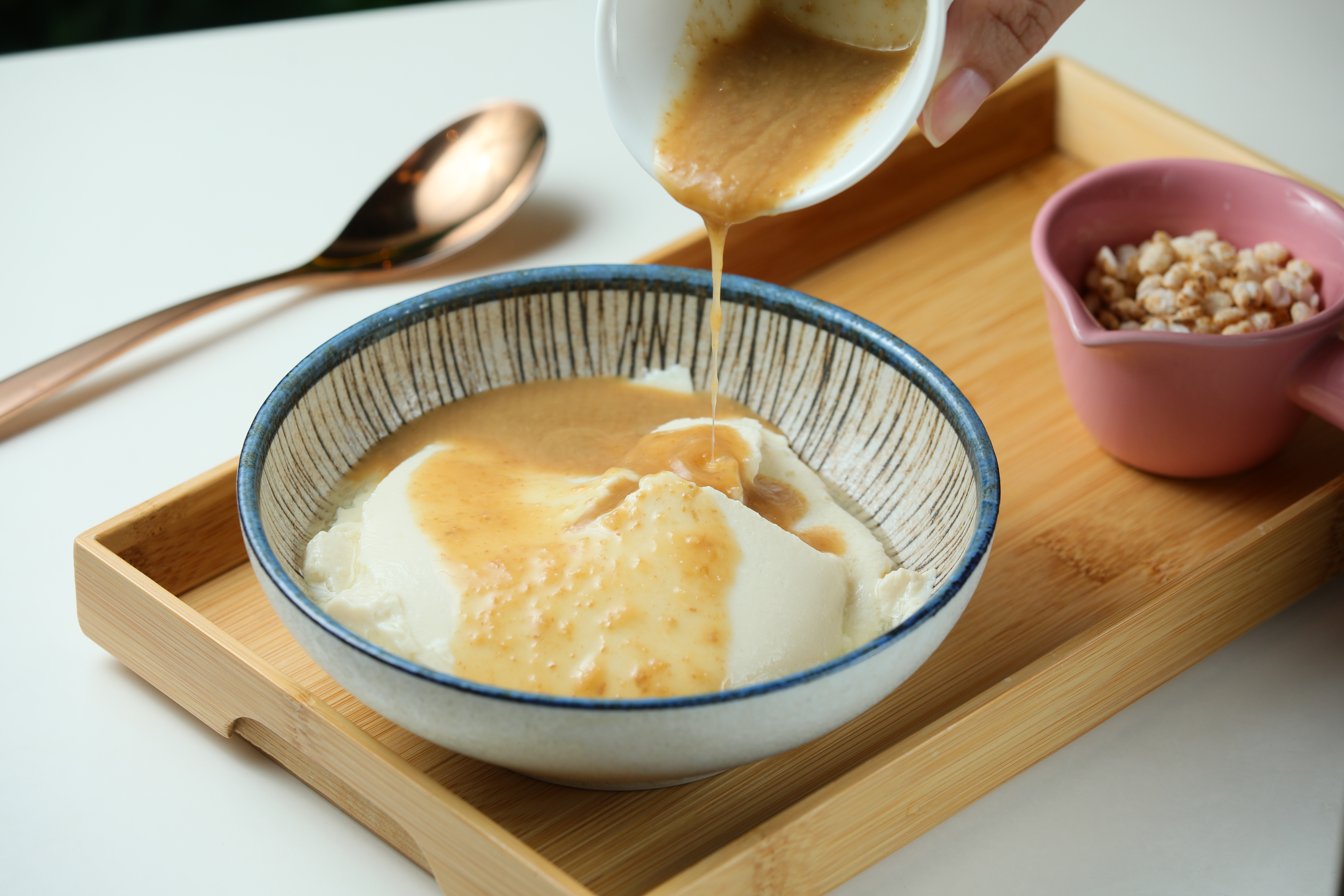 「胡麻鹽滷豆花」醬汁使用濃郁胡麻醬，鹹甜口味獨特。（120元／份）