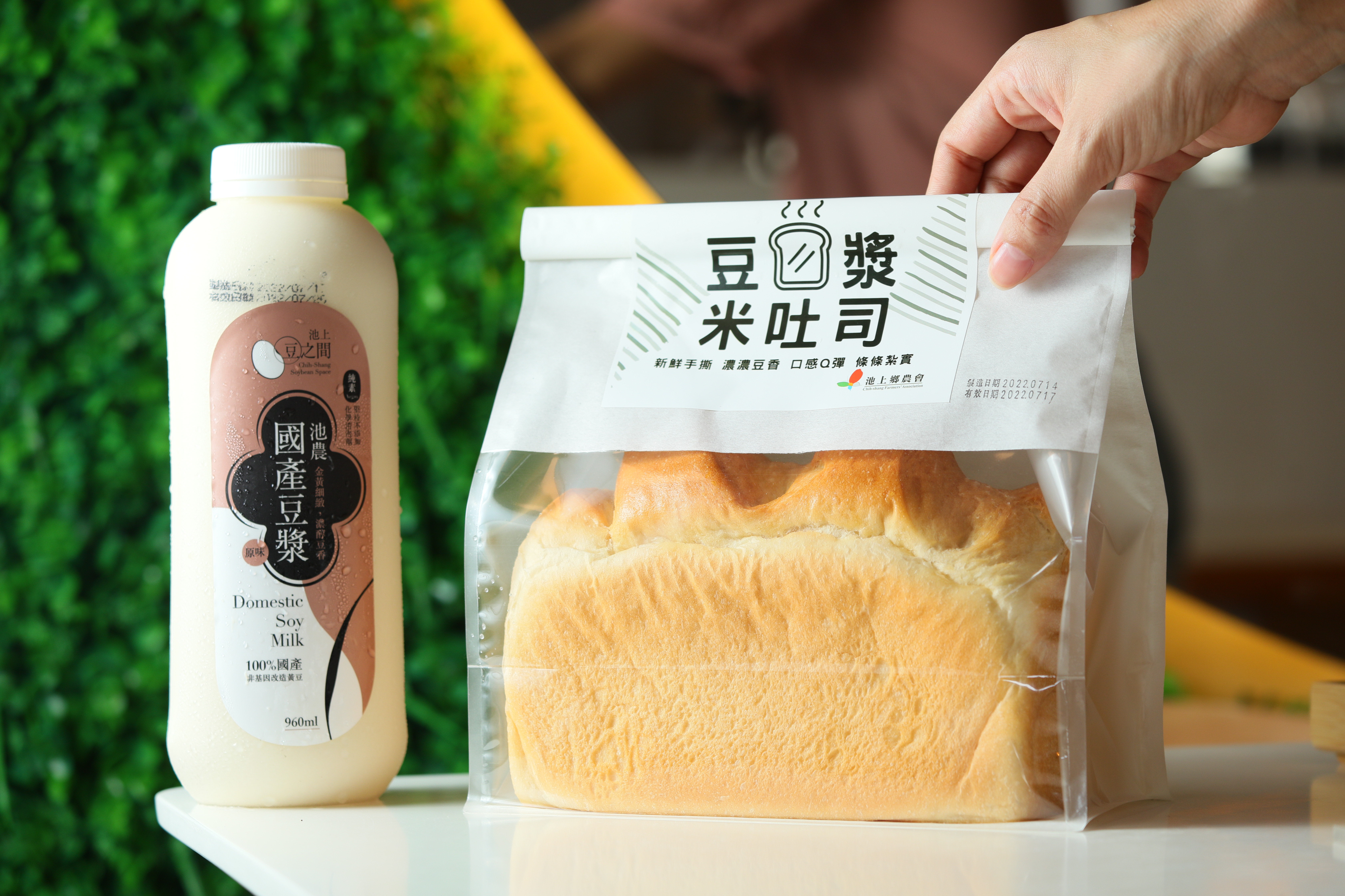 池上生產的純濃豆漿「國產履歷豆漿」（左，100元／瓶）與每日限量販售的「豆漿米吐司」（右，150元／袋），很受歡迎。