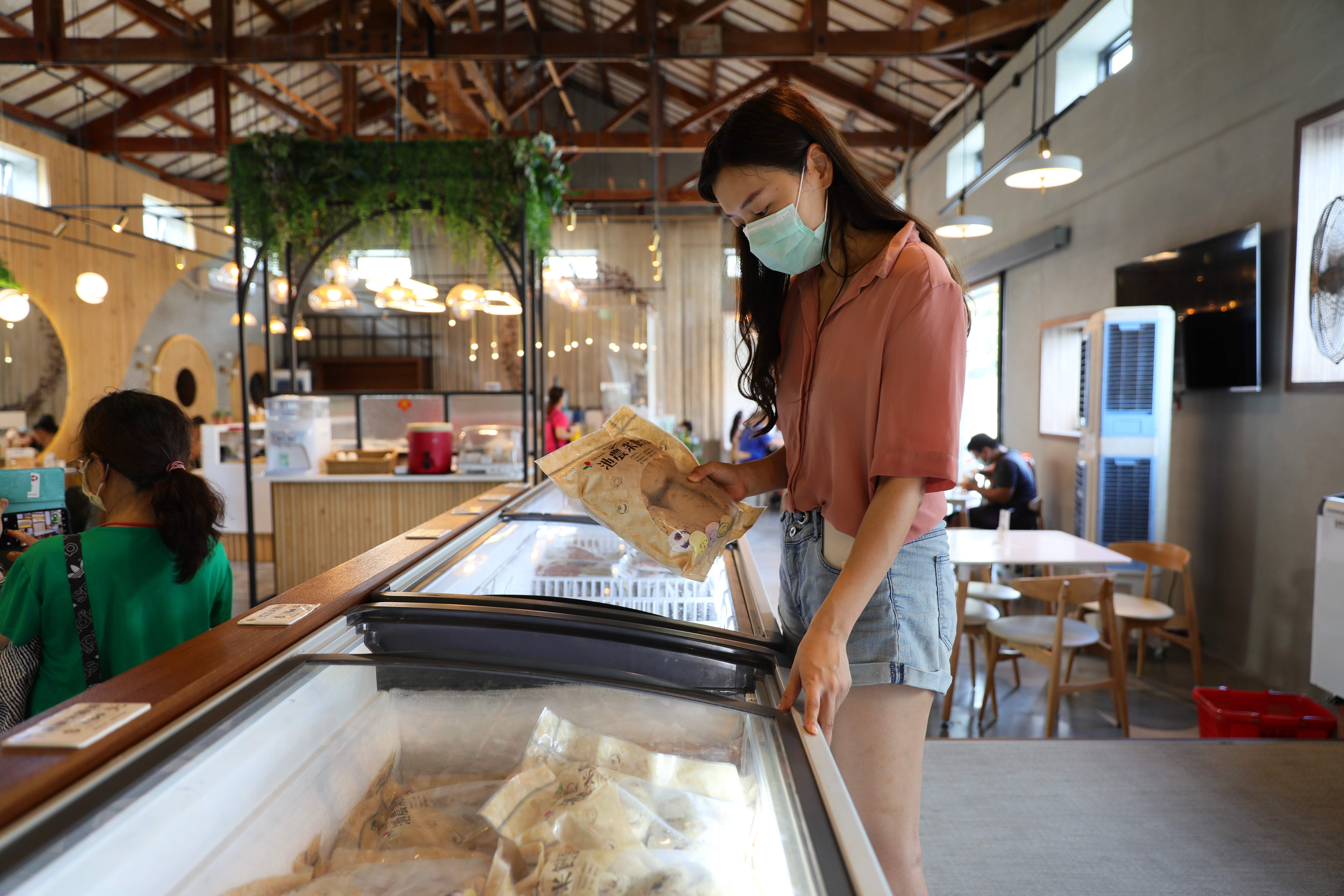 店內販售多項池上在地冷凍商品，也提供宅配服務。
