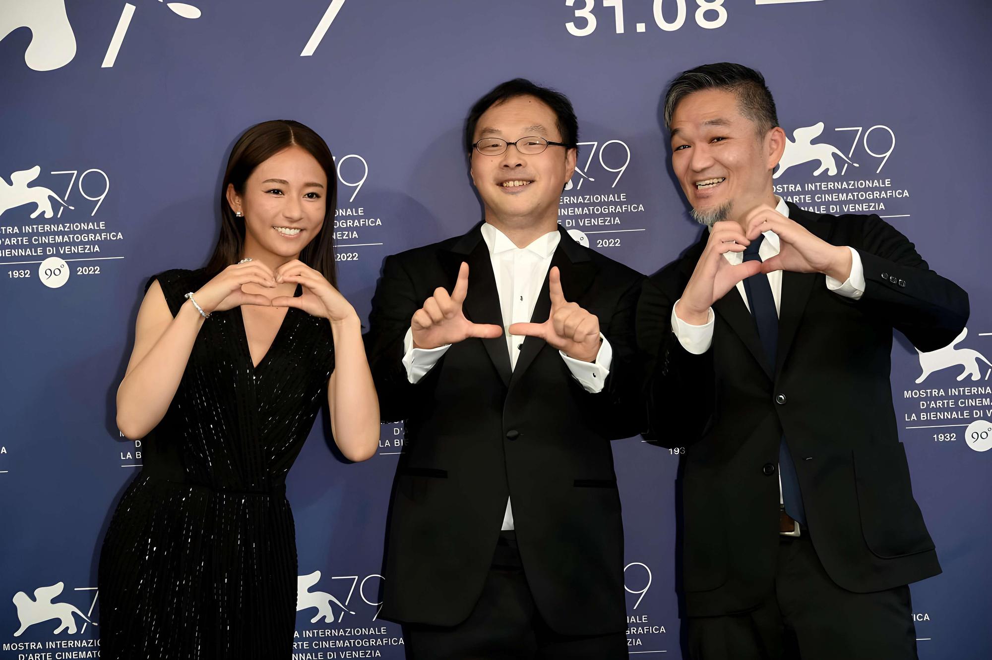 深田晃司以手勢比出兩個「L」代表片名縮寫，兩位演員則配合比「愛心」，可愛模樣萌翻現場。（海鵬）
