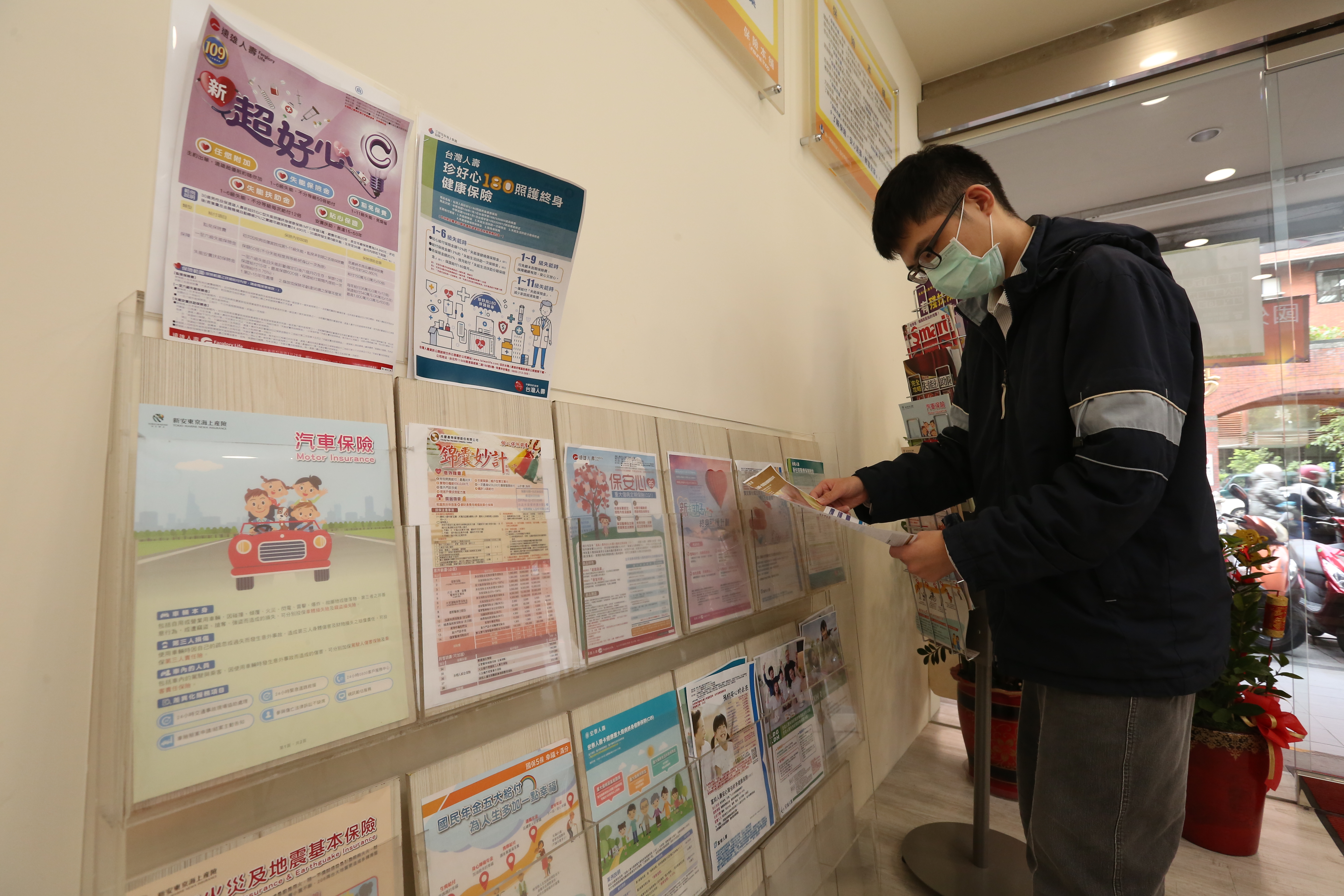 類全委投資型保單要被保險公司、基金業者扣除兩次費用，進入投資市場矮人一截。（本刊資料照）