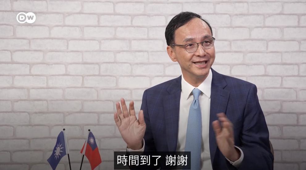 朱立倫面對是否選總統的相關提問，竟打斷對話直言「謝謝你的採訪，時間到了」，尷尬結束訪問。（翻攝自德國之聲臉書）