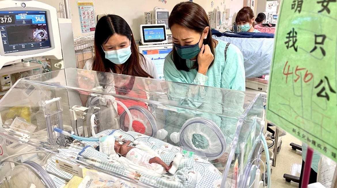 賈永婕看到在保溫箱裡的嬰兒，感動到落淚。（翻攝賈永婕臉書）