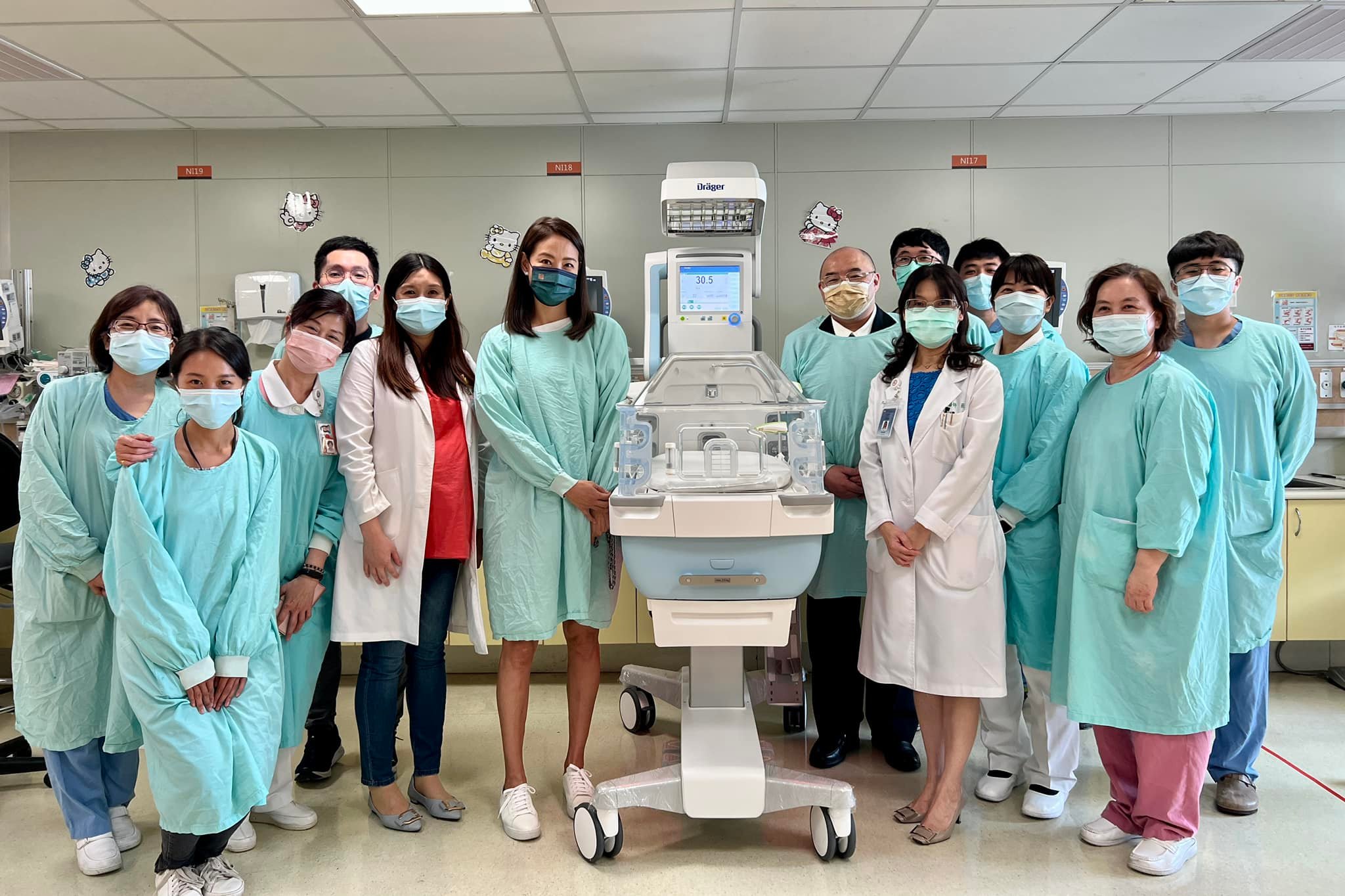賈永婕到中山醫學大學附設醫院送「超級保溫箱」。(翻攝賈永婕臉書)