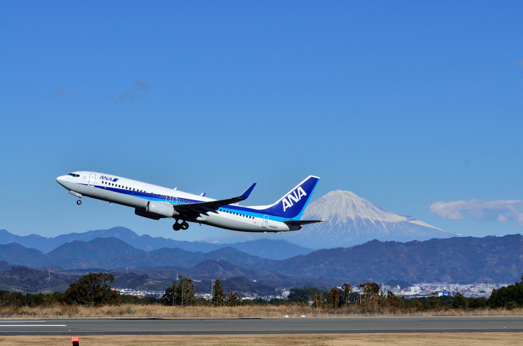 日本接連宣布放寬防疫政策，所有入境者打滿3劑疫苗可免提供陰性證明。（翻攝自ANA.台灣臉書）