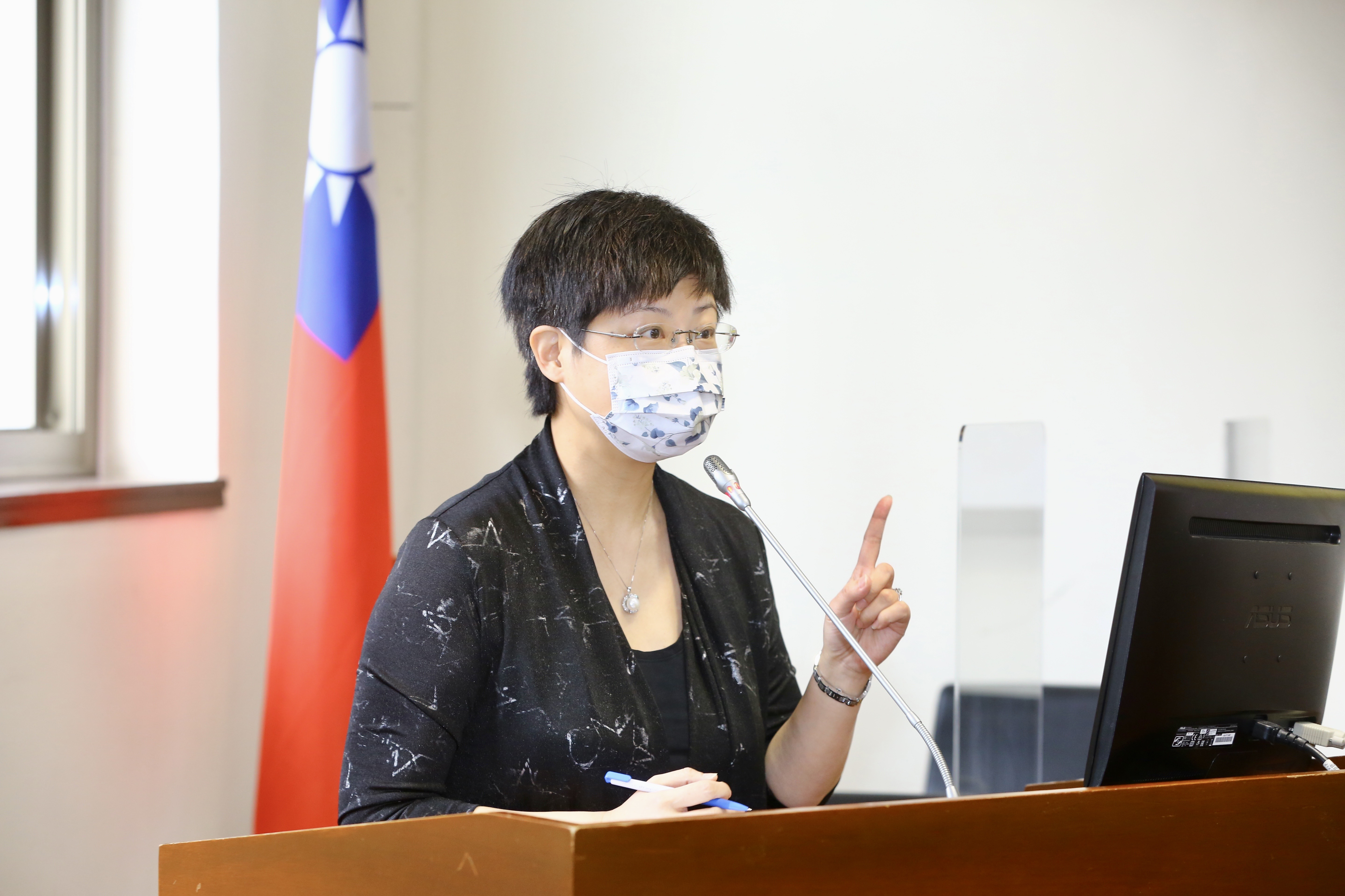 國立陽明交通大學科技法律研究所特聘教授林志潔認同現行《家庭暴力防治法》第63-1未準用該法第三章刑事之規程序的規定,有保護不周的危險,無法妥善回應急狀況下,非同居親密關係暴力被害人的需求,被害人只能透過不斷報警來請求協助。