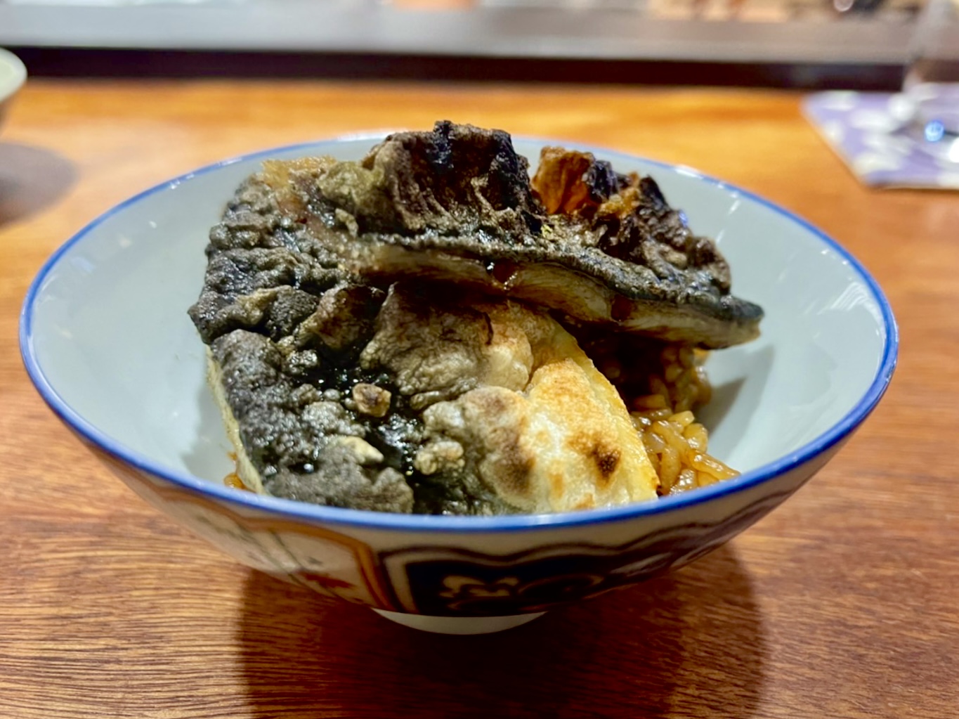 鰻魚直接上火炭烤，魚皮特別酥脆。（許心怡提供）