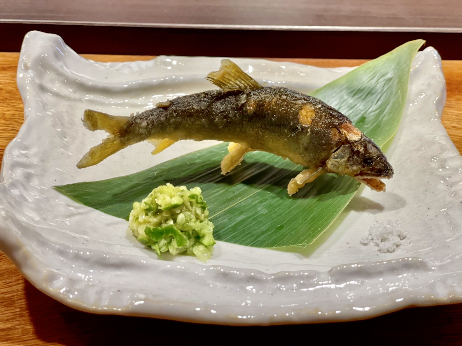 炸的台灣小香魚表面酥脆，搭配醃漬小黃瓜具有巧思。（許心怡提供）