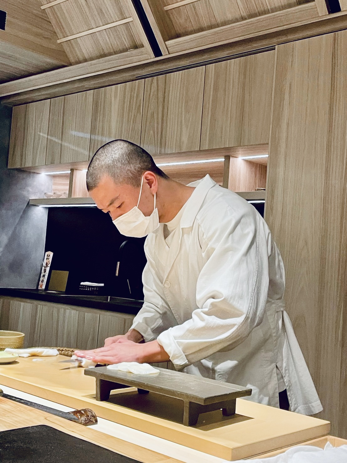 年輕的料理長許劉安師承「數寄屋橋次郎」六本木店，完全以握壽司決勝負。（許心怡提供）