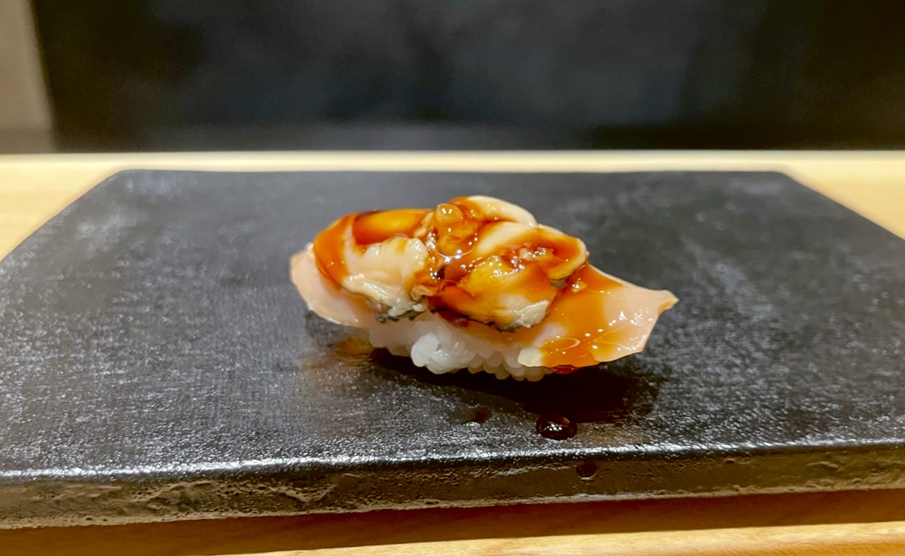 帶有醇厚醬汁的煮蛤壽司。（許心怡提供）