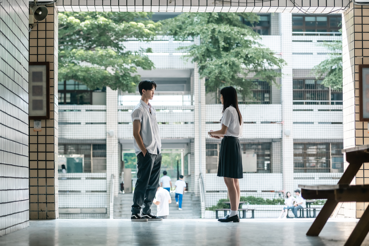 《小藍》片中王渝萱飾演高中生（右），與葉廷麒飾演的初戀「五秒」（左），經歷了性與愛混雜的甜蜜與痛楚。（奇葩娛樂提供）