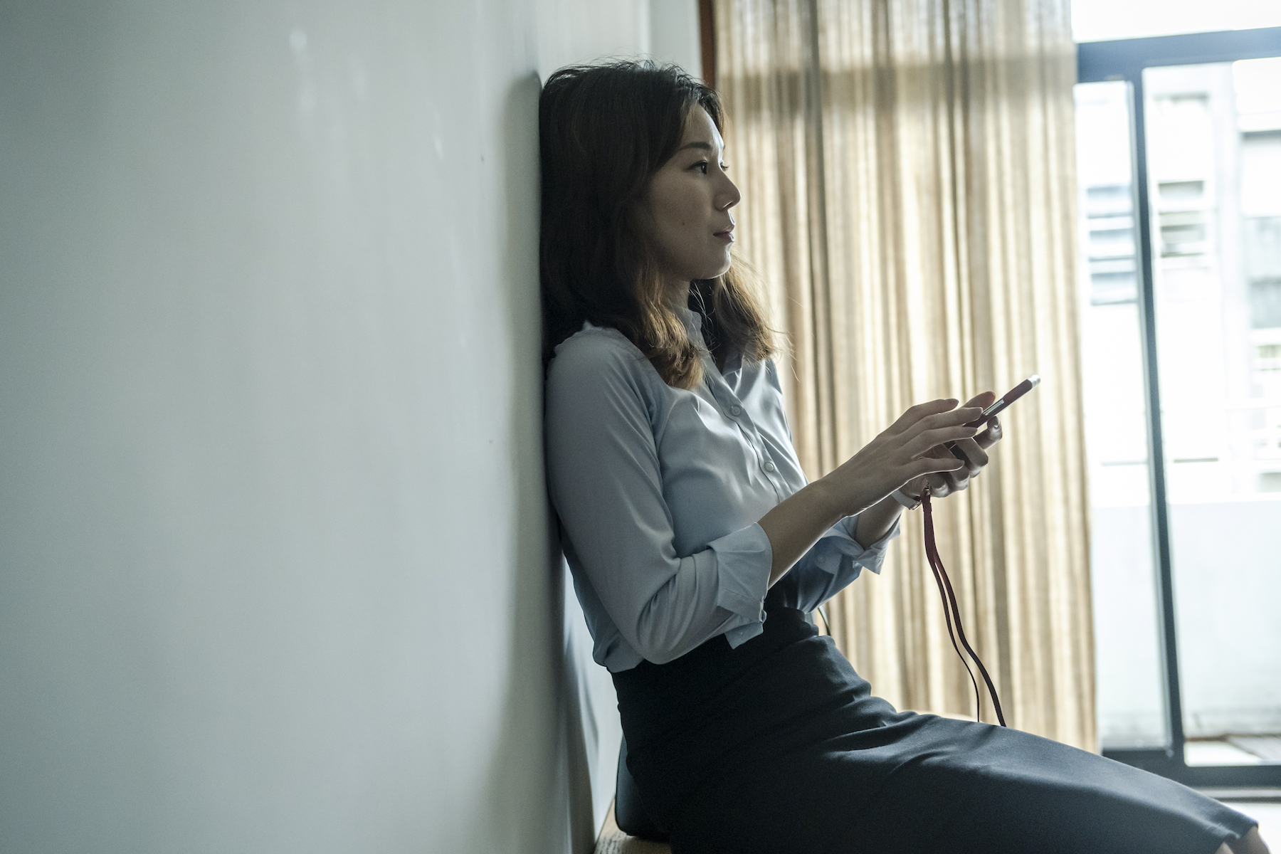 電視劇《村裡來了個暴走女外科》的爆紅護理長許乃涵，一改戲路，在片中扮演勇於體驗性愛的地方媽媽，一切理直氣壯。（奇葩娛樂提供）