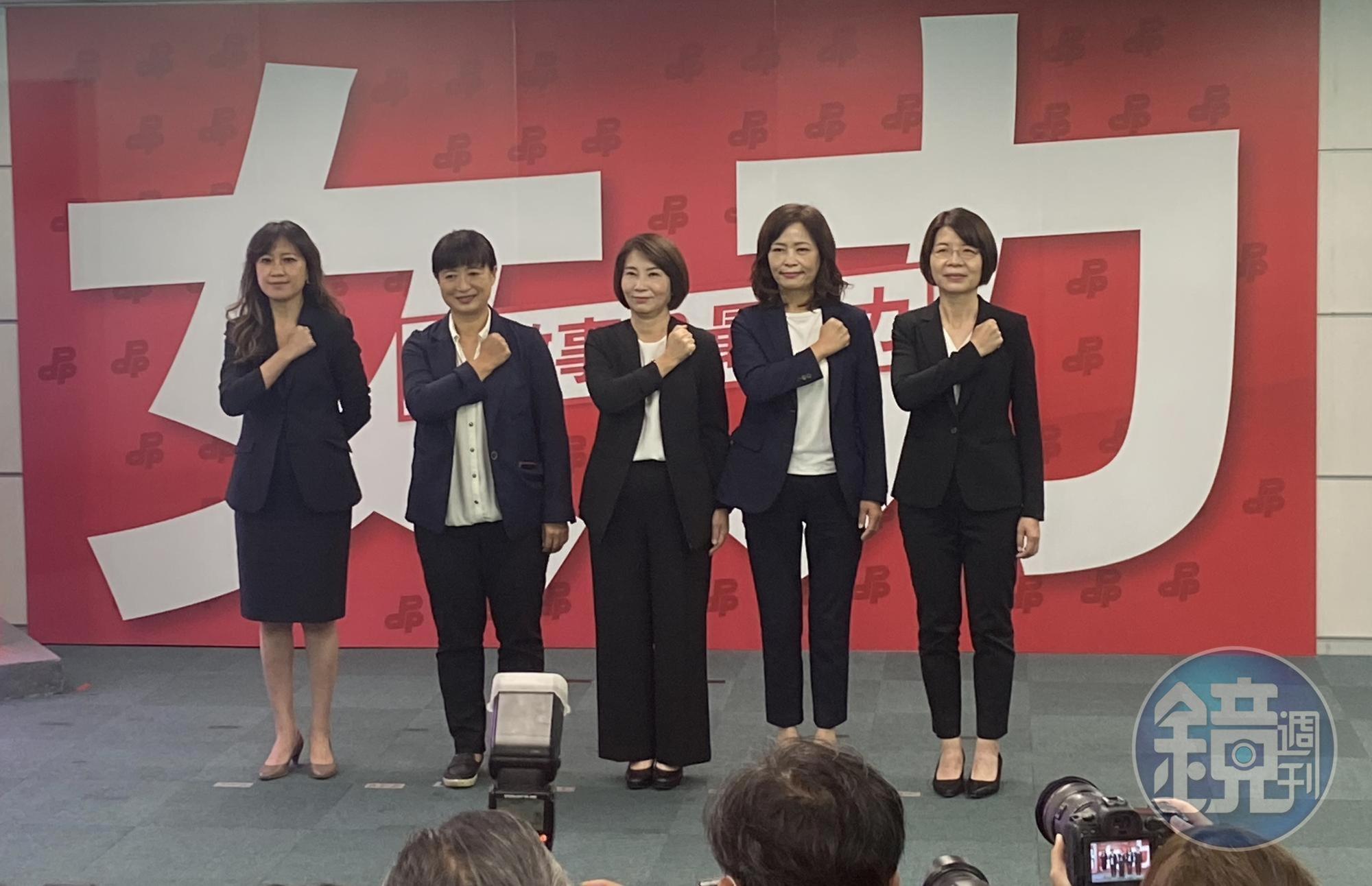 民進黨「女力會做事」記者會，女性首長候選人同台造勢。左起Kolas Yotaka、蔡培慧、周春米、沈慧虹、黃秀芳。