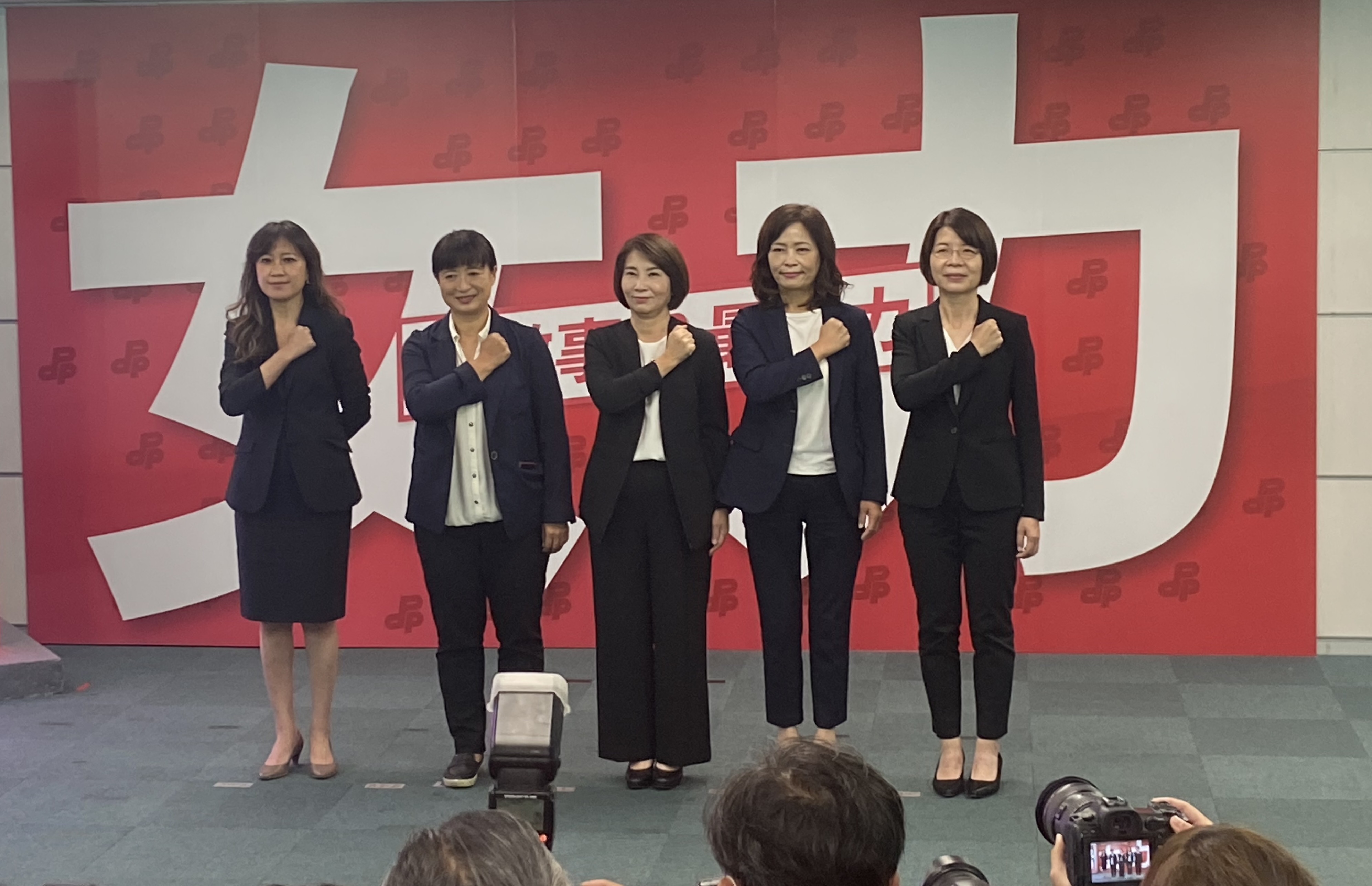 民進黨「女力會做事」記者會，女性首長候選人同台造勢。左起Kolas Yotaka、蔡培慧、周春米、沈慧虹、黃秀芳。