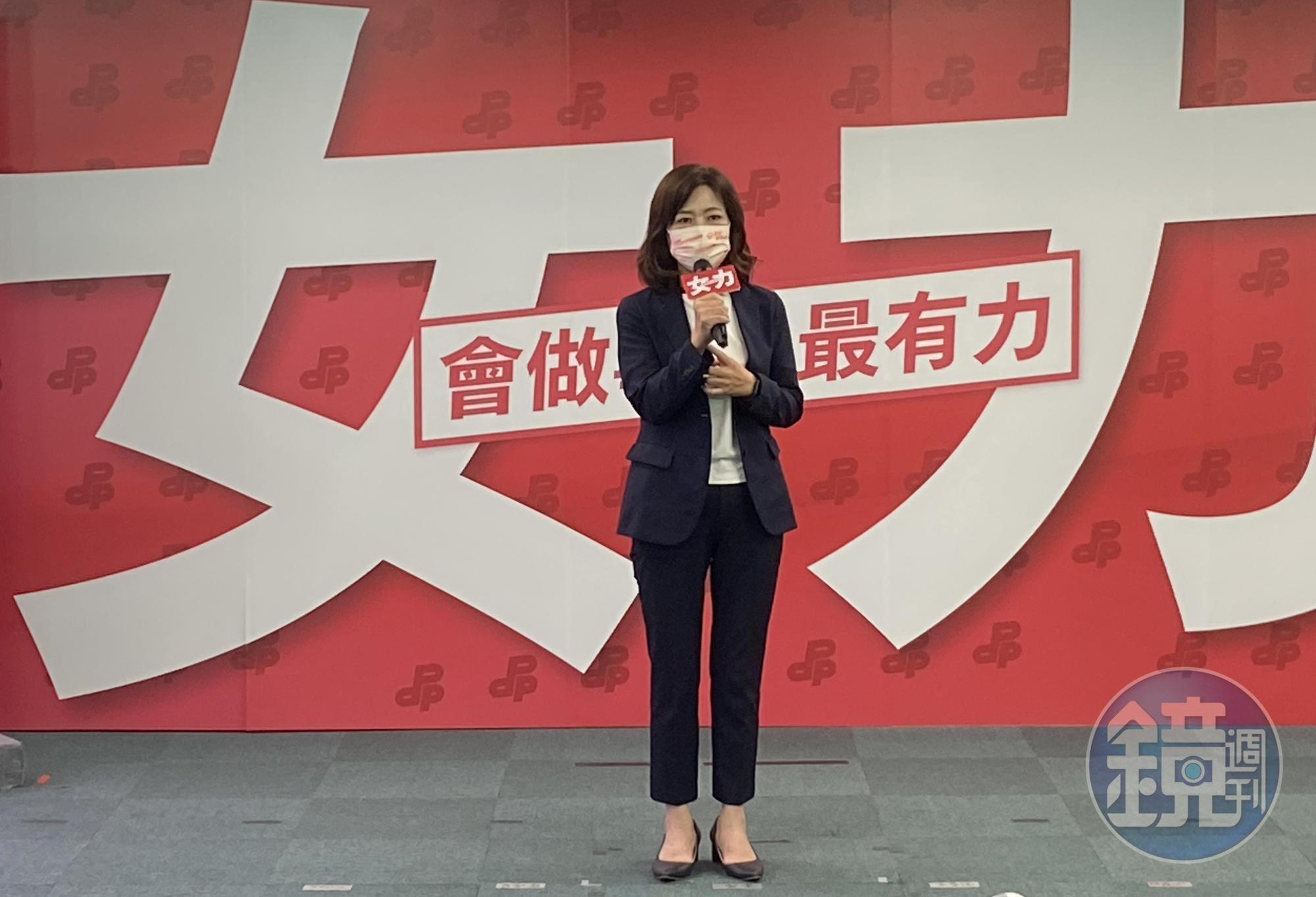 民進黨新竹市長參選人沈慧虹今（7日）出席黨中央的「女力會做事」記者會。