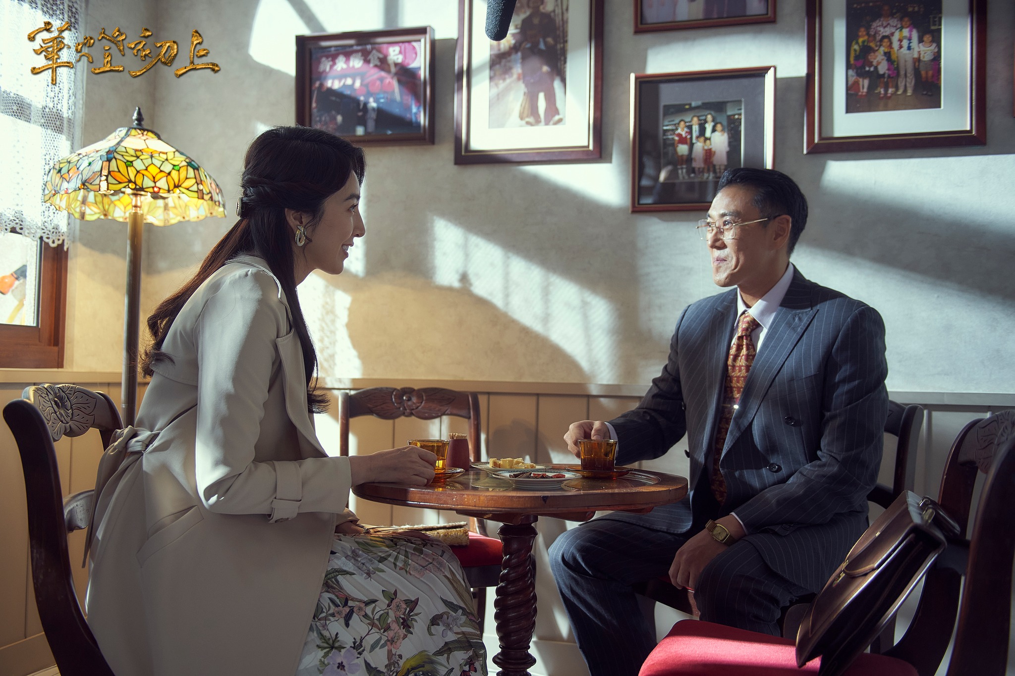 楊謹華（左）在中國大陸拍戲接到喜訊時還在睡夢中。（翻攝自臉書）