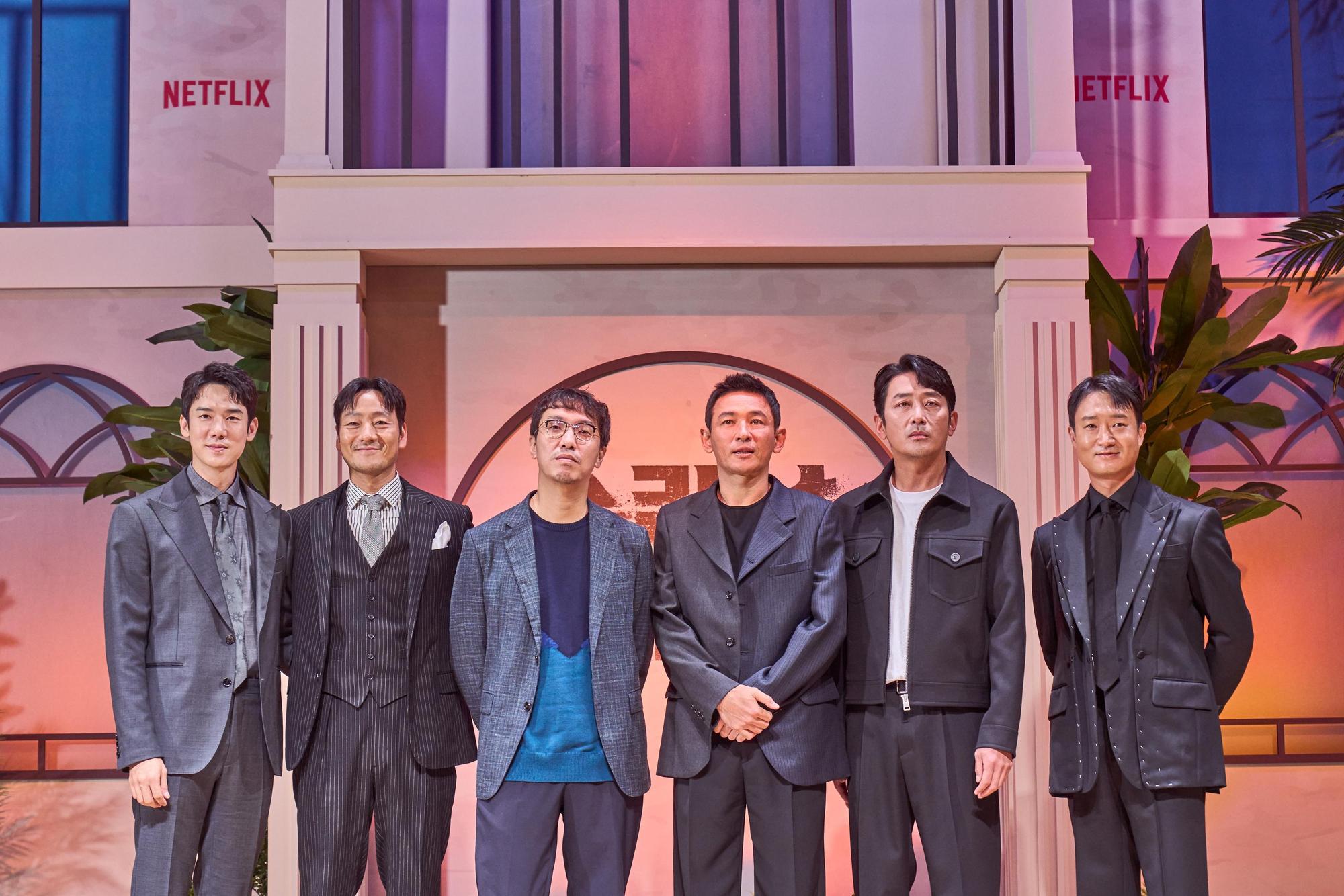 柳演錫(由左至右)、朴海秀、導演尹鍾彬、黃晸珉、河正宇、趙祐鎮出席《毒梟聖徒》記者會。(Netflix提供)