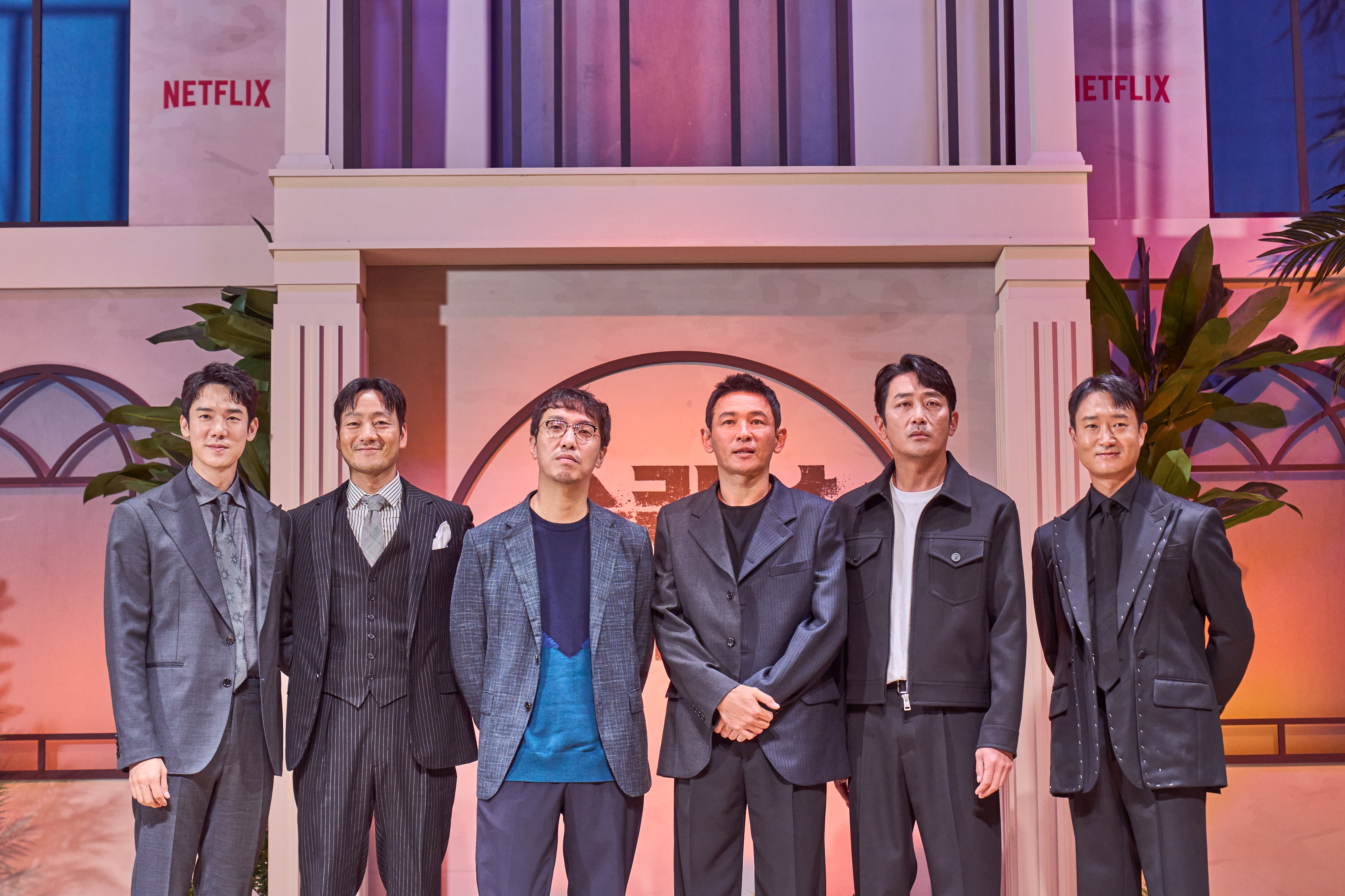 柳演錫(由左至右)、朴海秀、導演尹鍾彬、黃晸珉、河正宇、趙祐鎮出席《毒梟聖徒》記者會。(Netflix提供)
