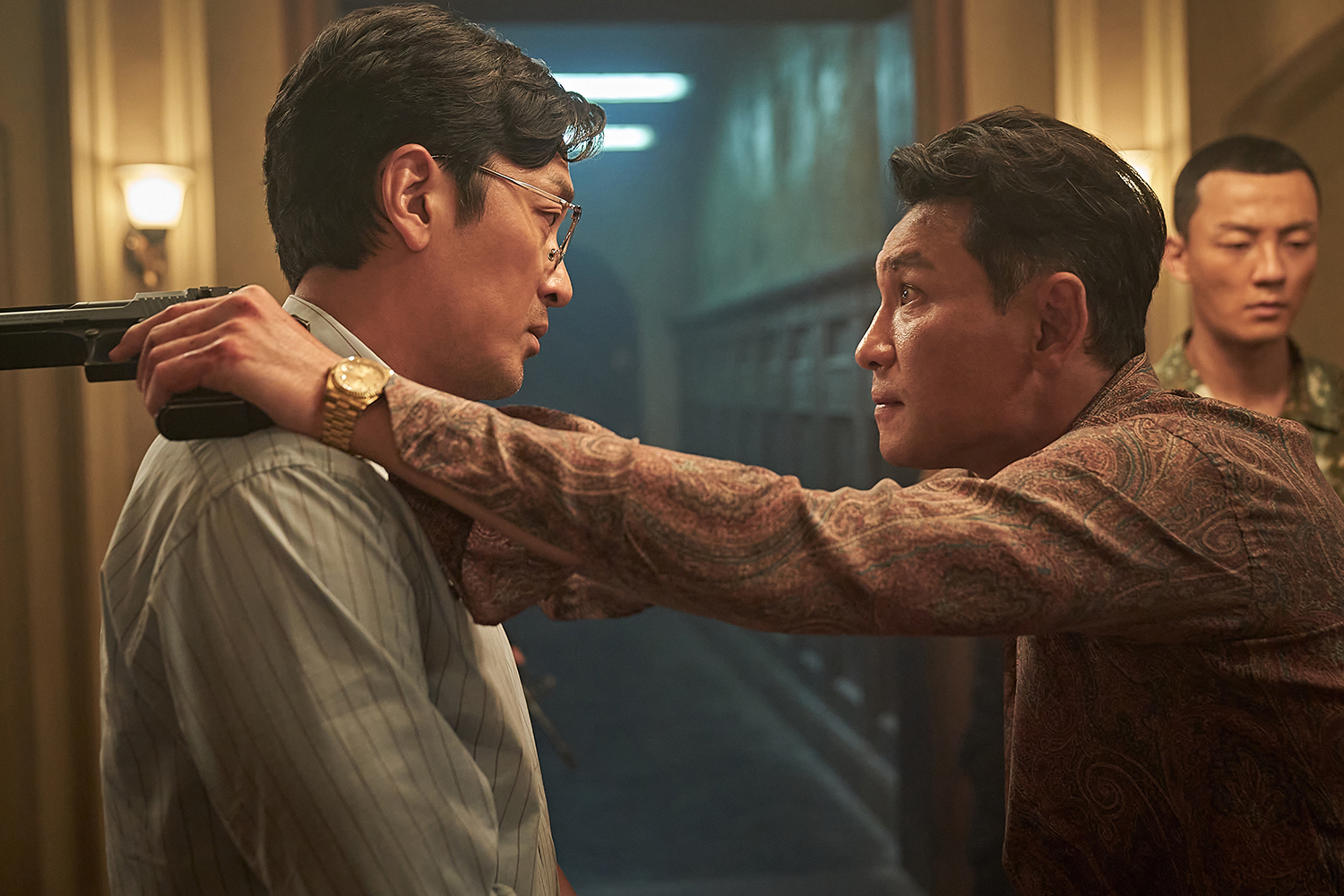 河正宇(左)與黃晸珉認識17年,直到《毒梟聖徒》才首次合作。(Netflix提供)